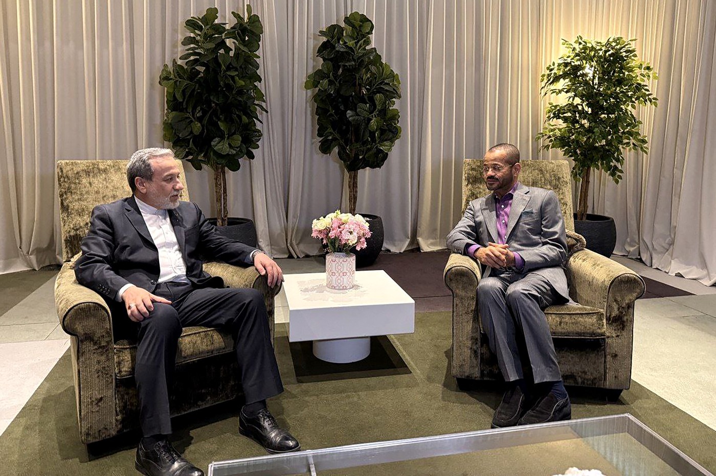 Abas Aragči in Badr al Busaidi na pogajanjih z ZDA v Ženevi