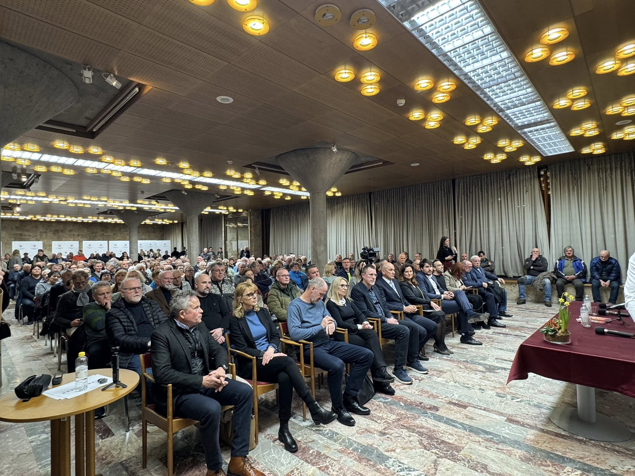 Pogovorni večer SDS