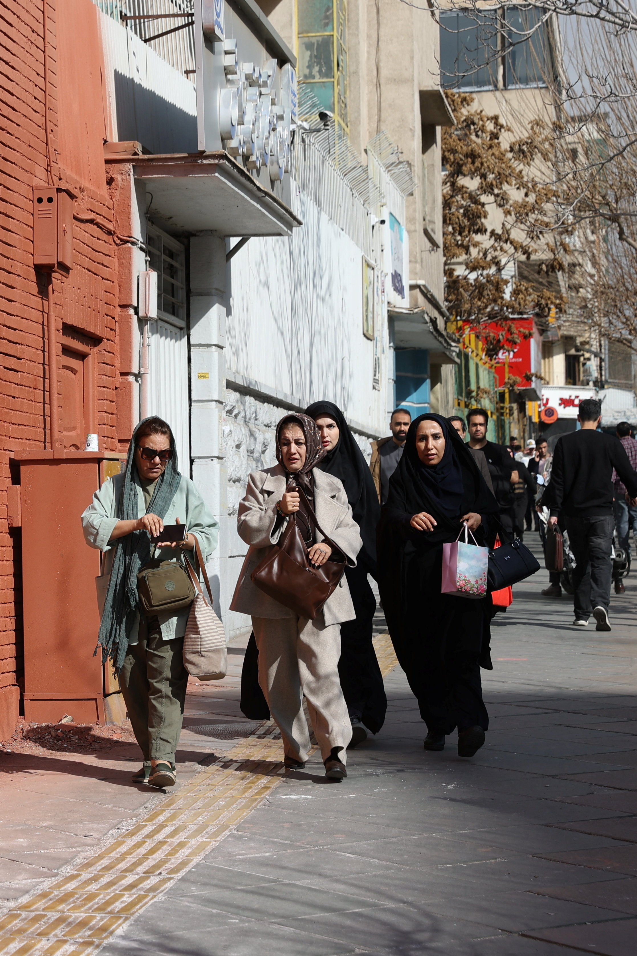 Ljudje bežijo po napadu na Iran