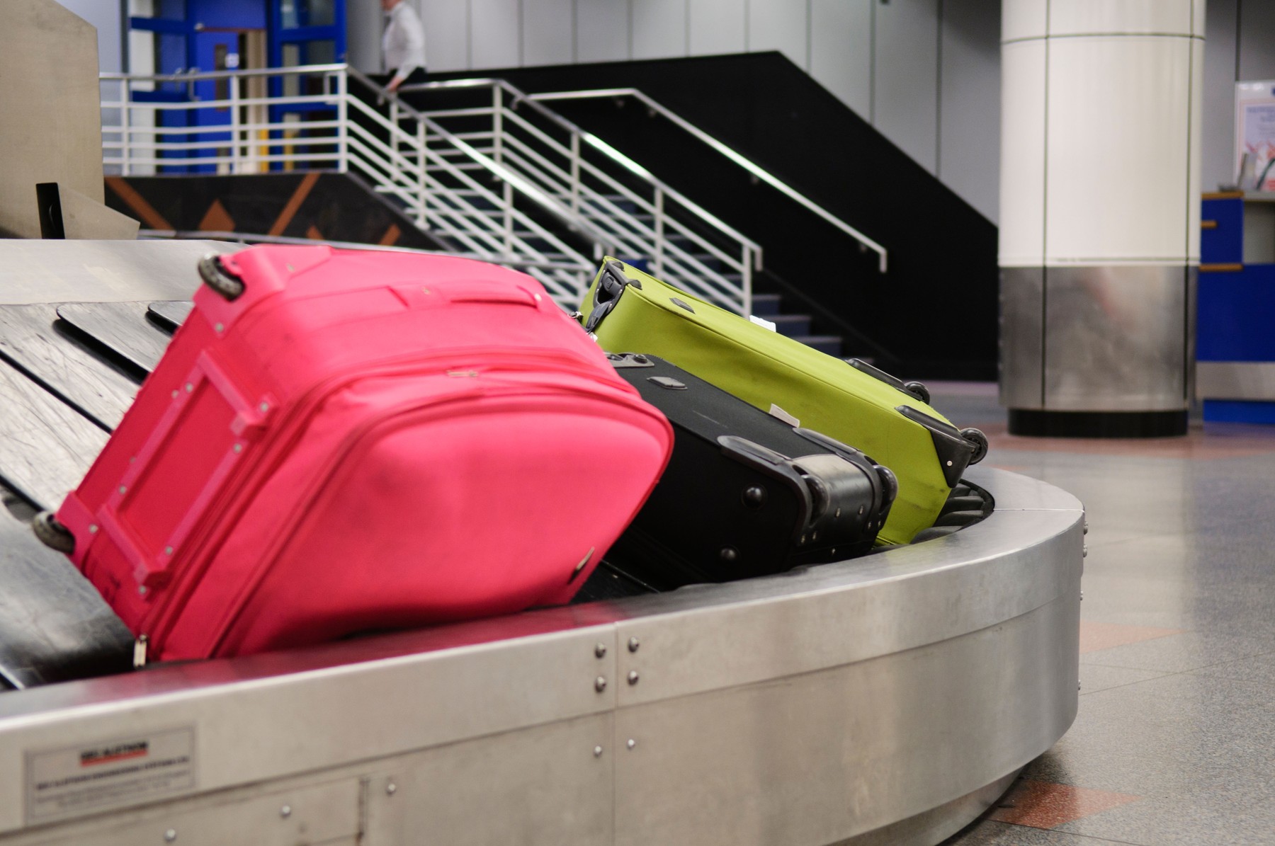 Prtljaga na tekočem traku na letališču