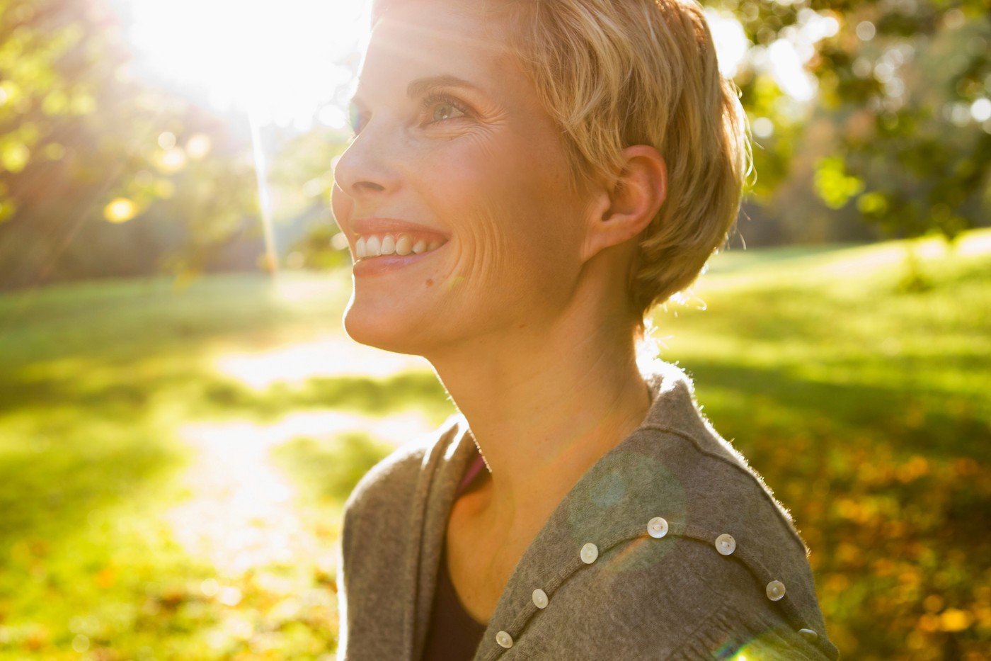 nasmejana pozitivna ženska