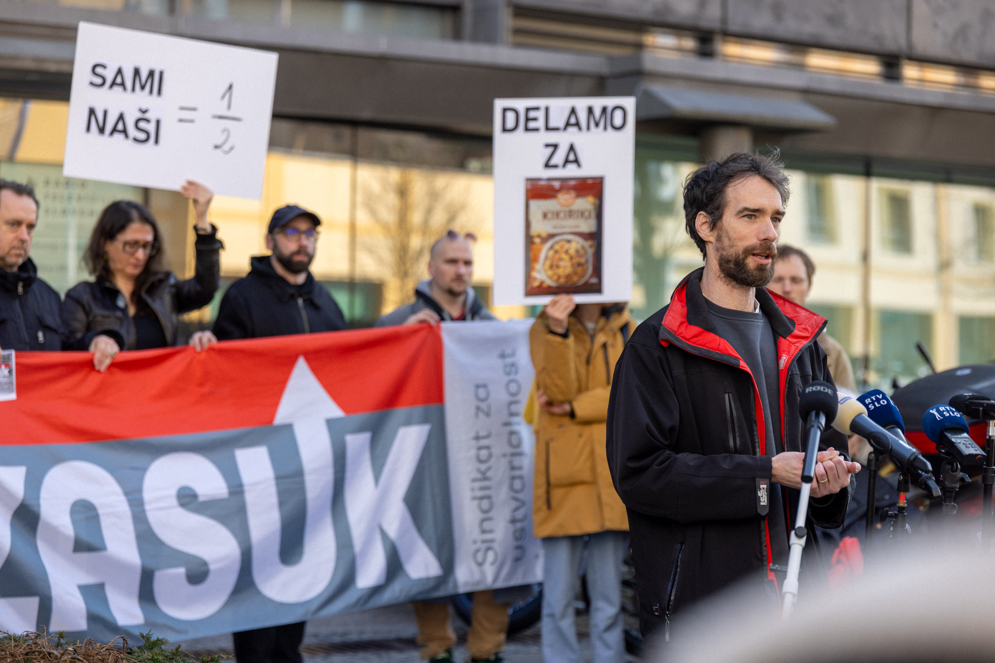 sindikat Zasuk, Glosa in Sviz