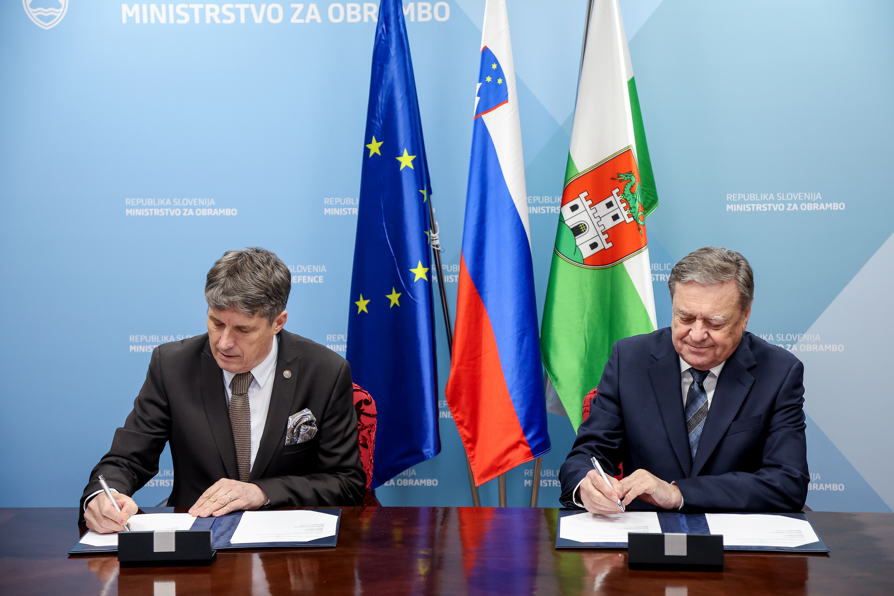 Borut Sajovic in Zoran Janković sta podpisala sporazum o ureditvi medsebojnih razmerij glede izvedbe projekta Prenova nadhoda, poti in športnega parka ob Kardeljevi ploščadi