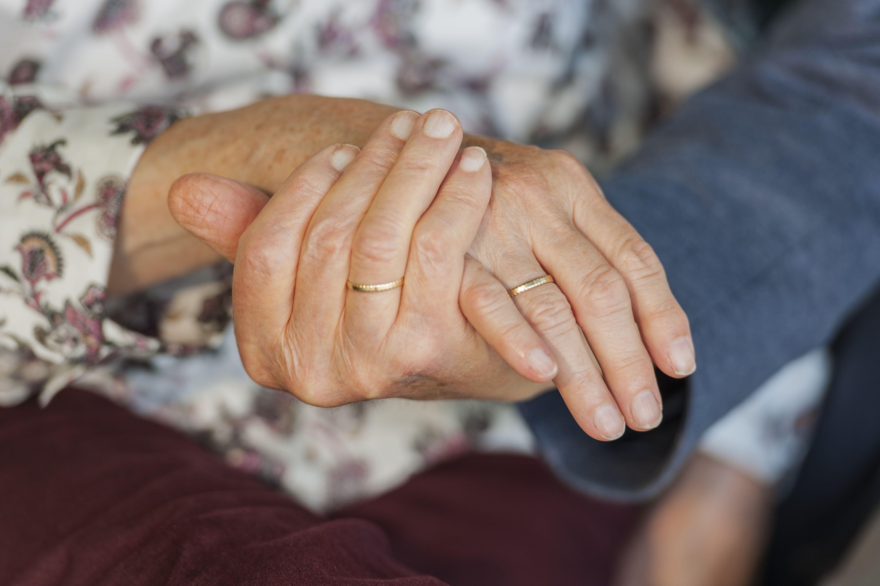 Stara zakonca se držita za roke