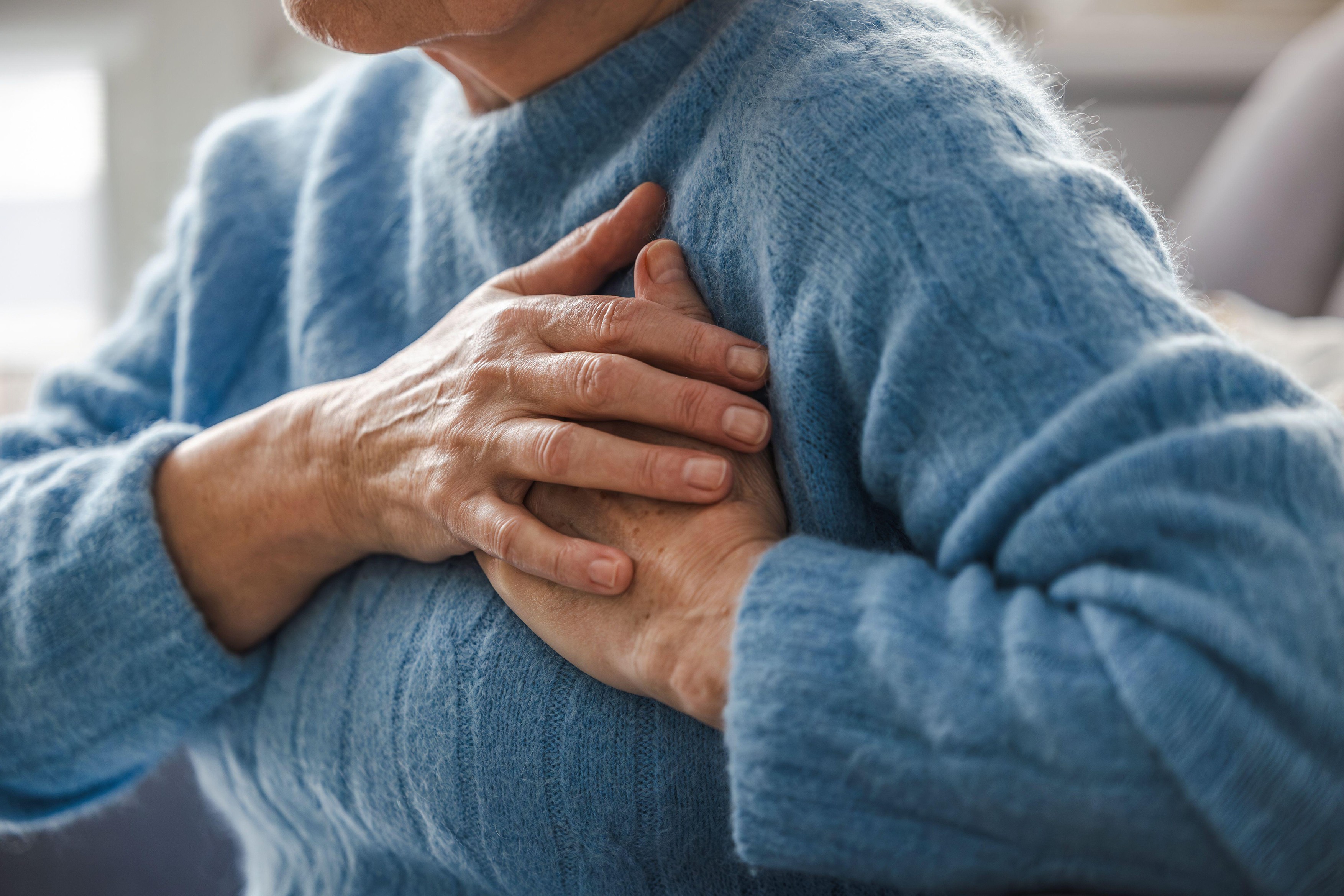 ženska ima srčni infarkt