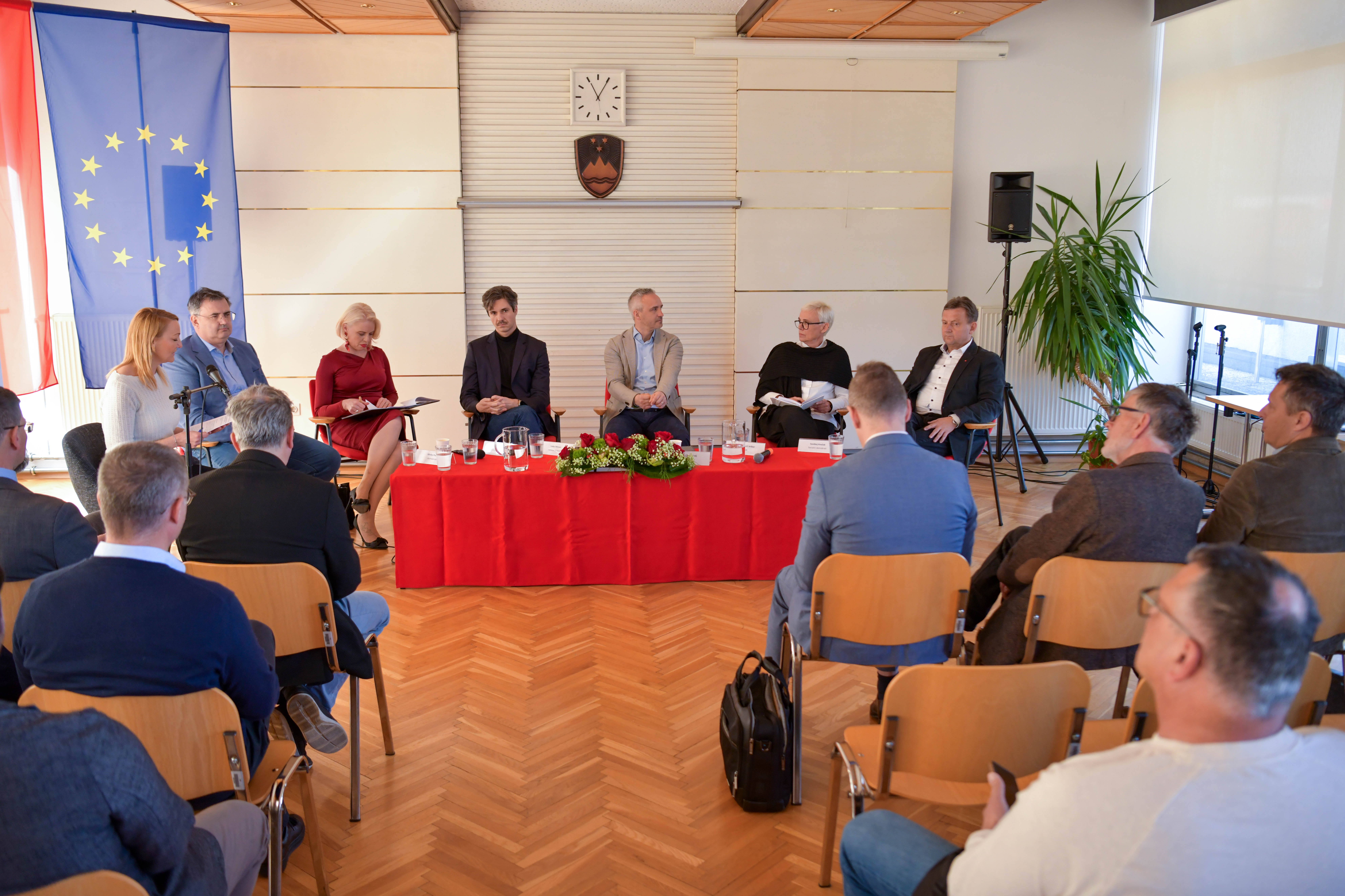 sindikati, plače, sindikalne centrale, politika