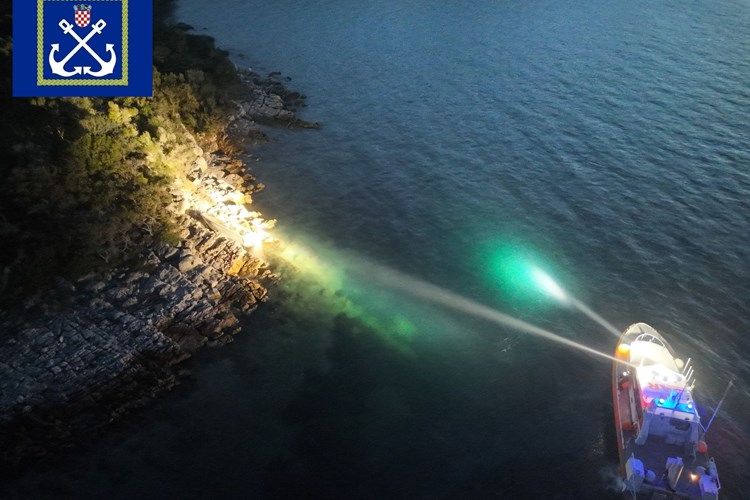 V nesreči s čolnom poškodovan slovenski državljan