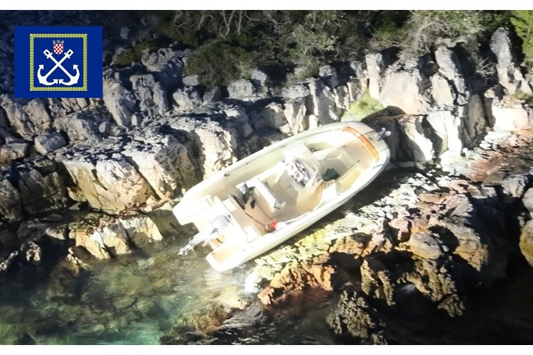 V nesreči s čolnom poškodovan slovenski državljan