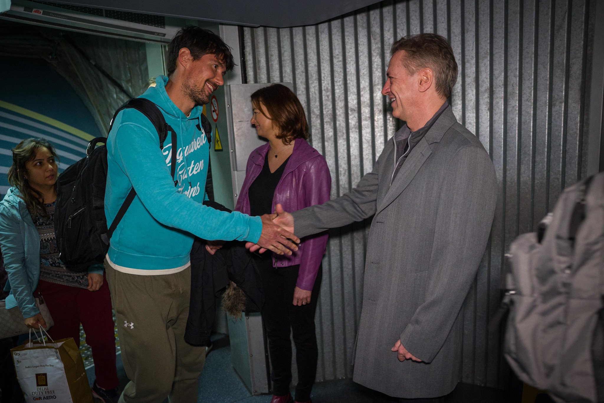 Zadnje potnike na Brniku pričakala tudi premier Golob in ministrica Fajon