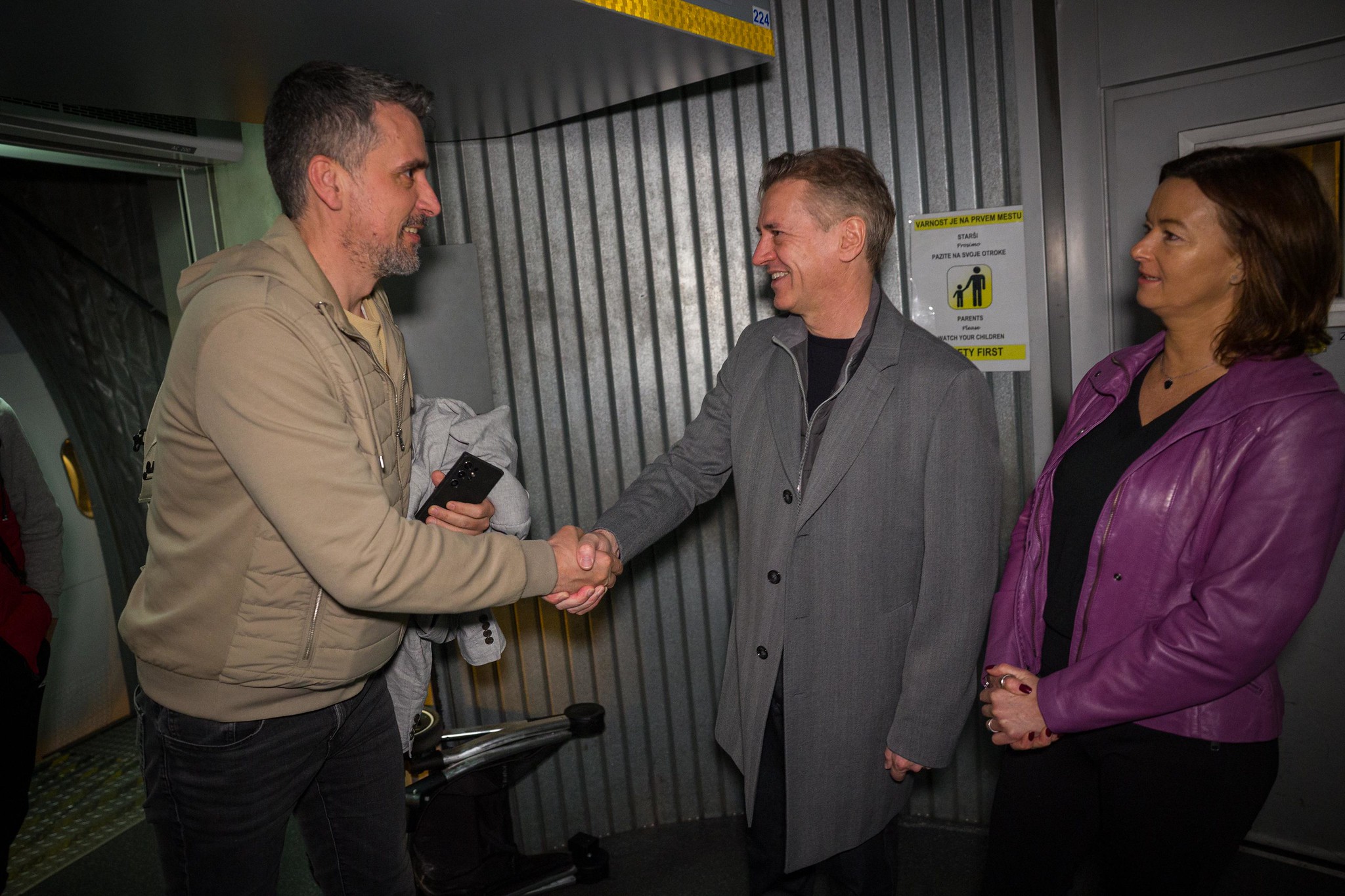 Zadnje potnike na Brniku pričakala tudi premier Golob in ministrica Fajon