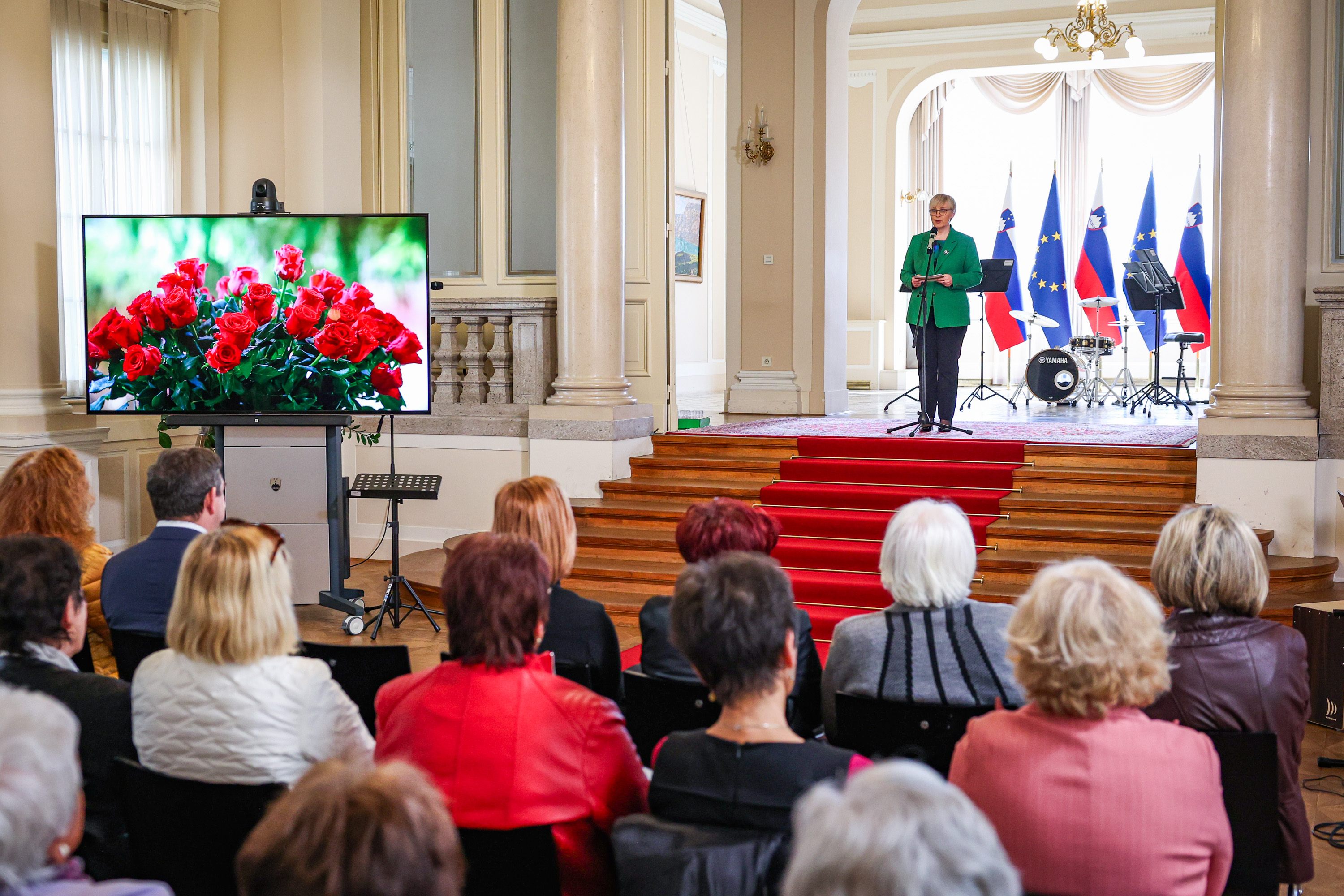 Ljubljana, predsedniska palaca.Dogodek ob mednarodnem dnevu zensk, v okviru katerega so si obiskovalke ogledale delovne in protokolarne prostore predsedniske palace ter se srecale s predsednico republike Nataso Pirc Musar.