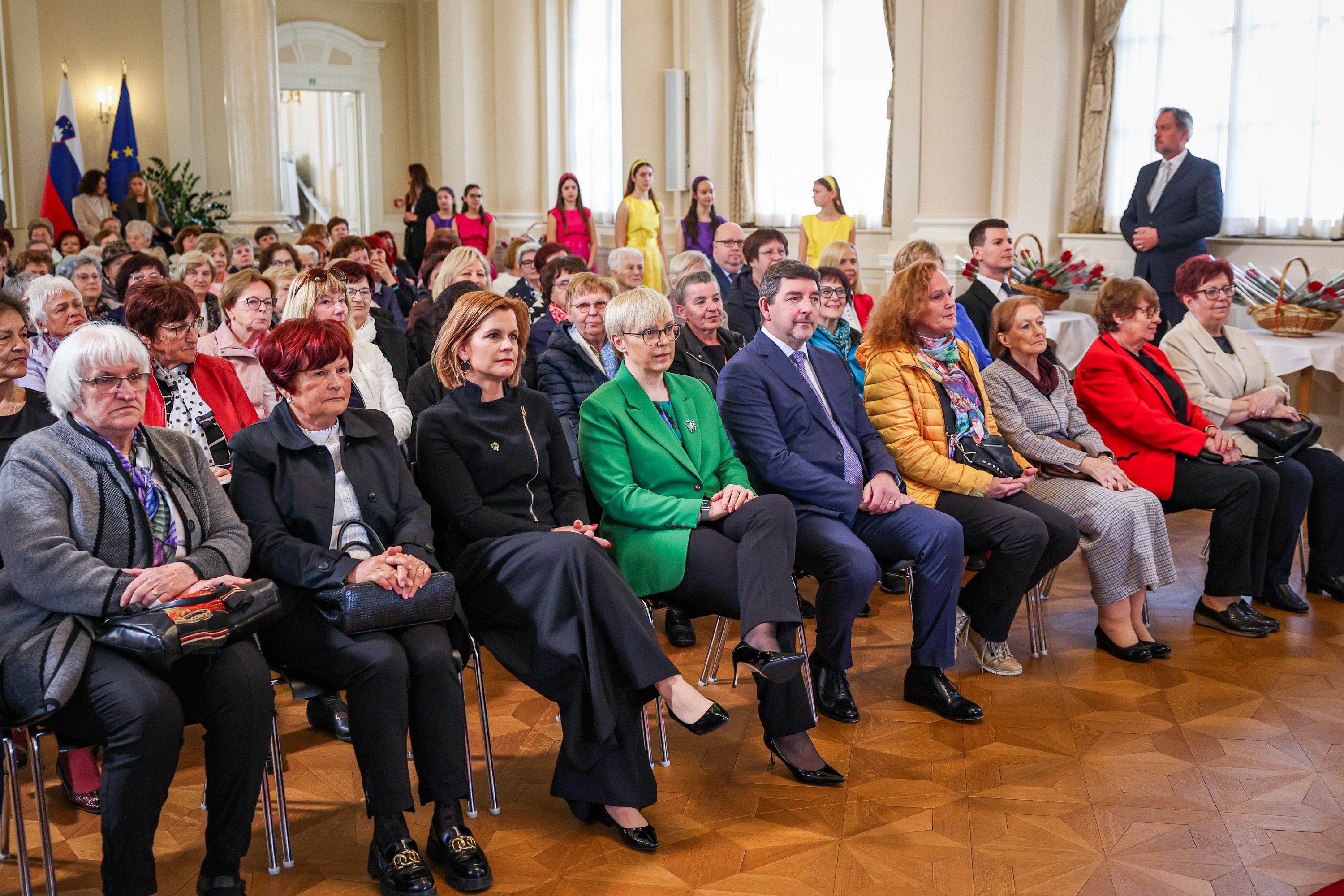 Ljubljana, predsedniska palaca.Dogodek ob mednarodnem dnevu zensk, v okviru katerega so si obiskovalke ogledale delovne in protokolarne prostore predsedniske palace ter se srecale s predsednico republike Nataso Pirc Musar.