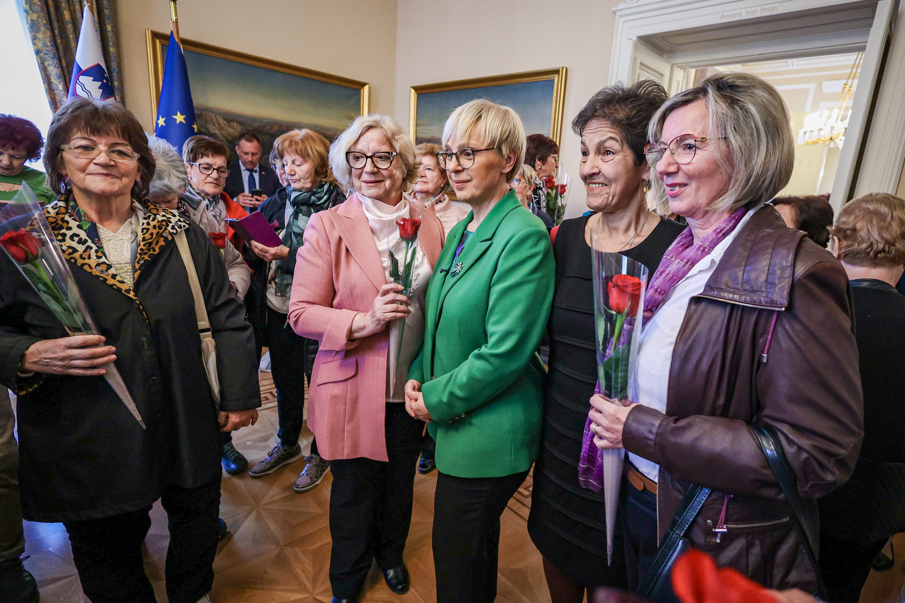 Ljubljana, predsedniska palaca.Dogodek ob mednarodnem dnevu zensk, v okviru katerega so si obiskovalke ogledale delovne in protokolarne prostore predsedniske palace ter se srecale s predsednico republike Nataso Pirc Musar.