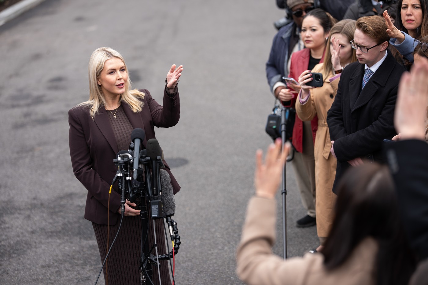 Karoline Leavitt pred novinarji