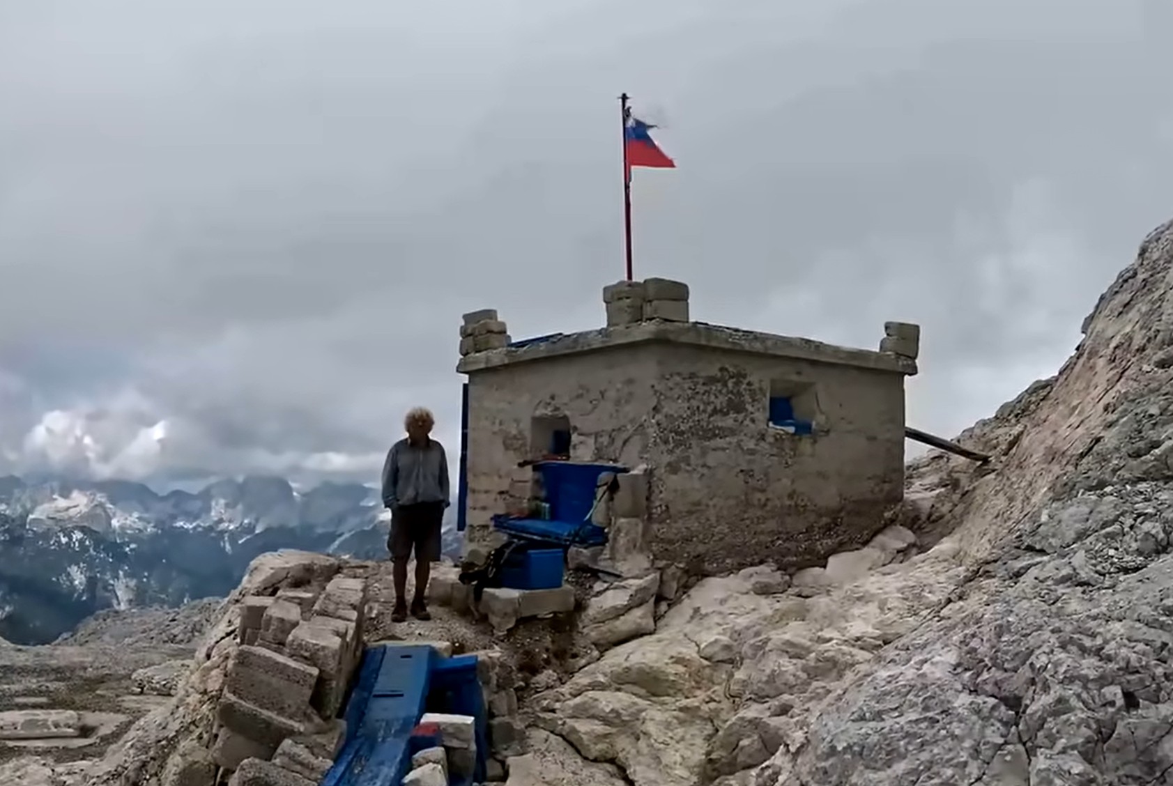 Alojz Žakelj živi v bivaku na 2.530 metrov nadmorske višine pod zahodno Triglavsko steno