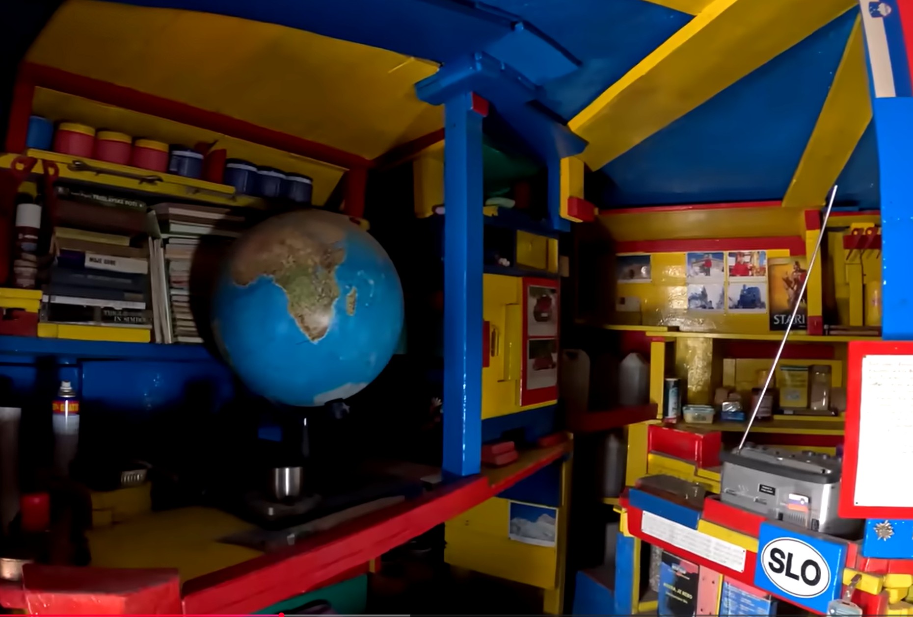 notranjost bivaka Alojza Žaklja na 2.530 m nadmorske višine ob zahodni triglavski steni