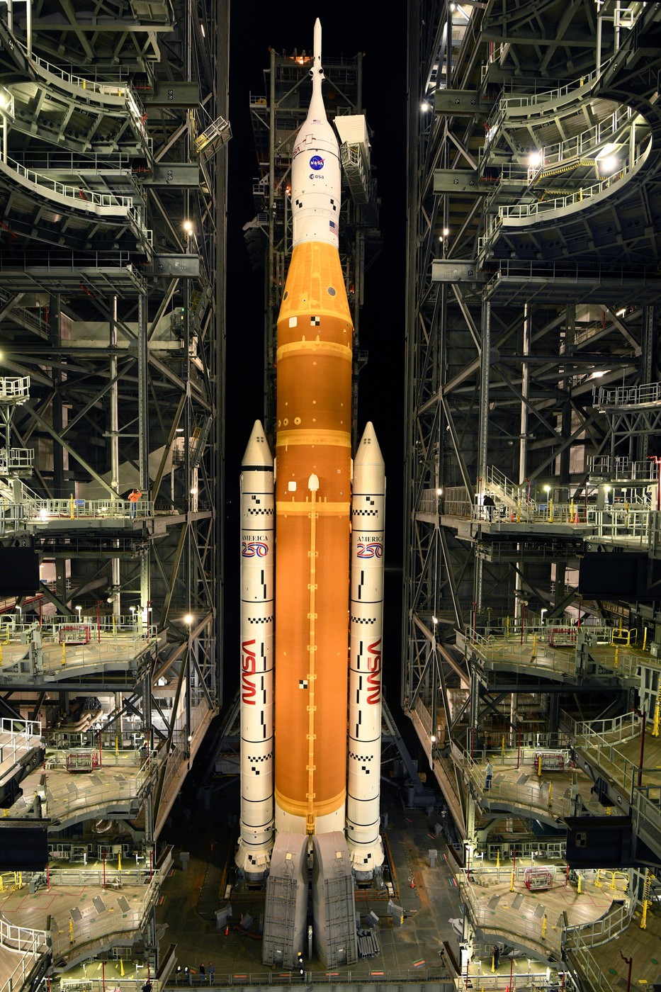 Raketa SLS iz programa Artemis, s katero bodo izstrelili človeško posadko proti Luni