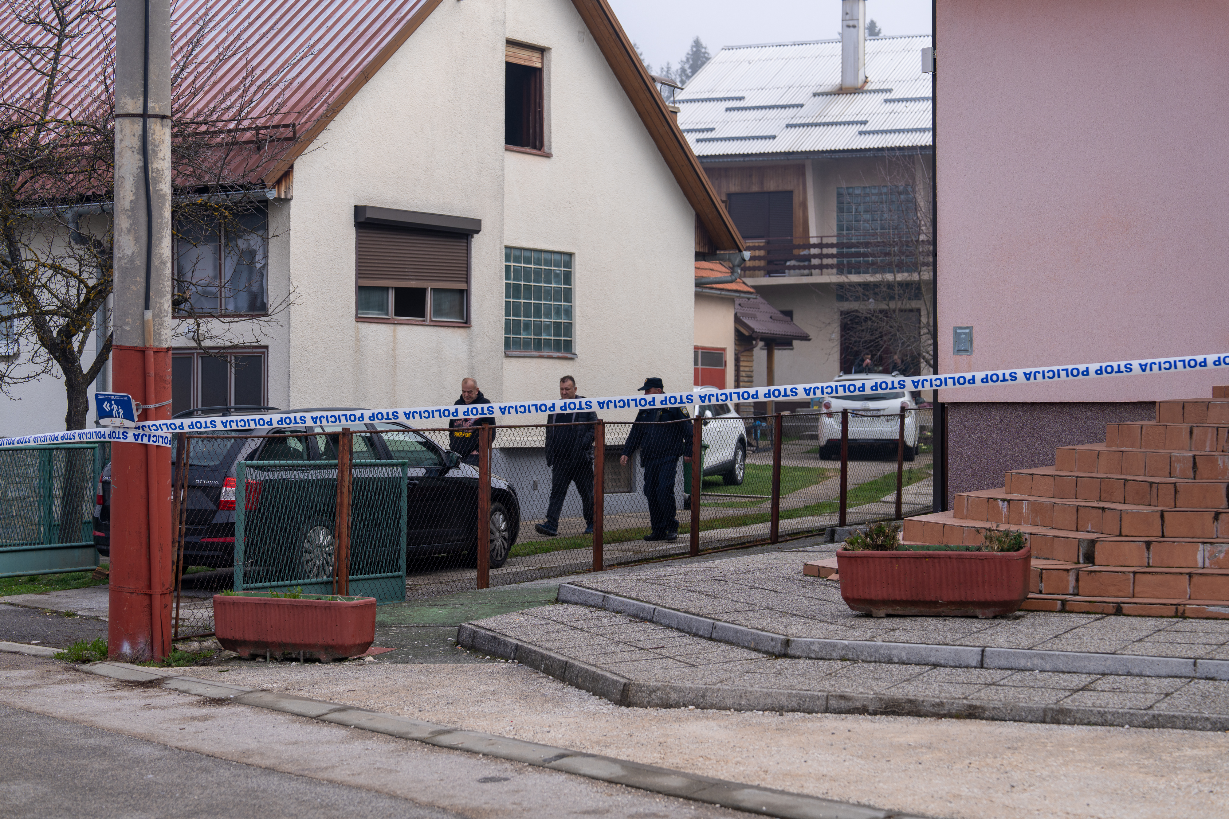 Na Hrvaškem v Gospiću do smrti pretepel babico in mamo