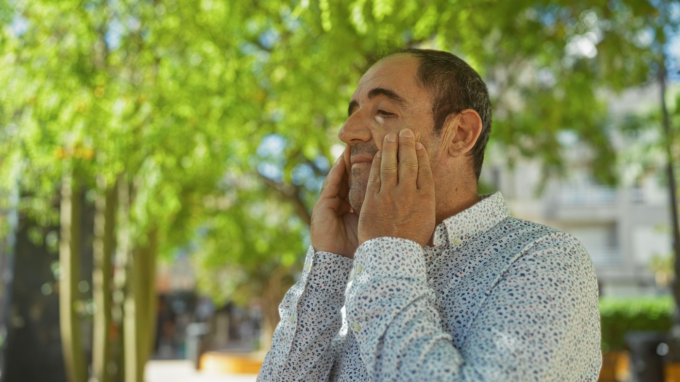 utrujen moški v parku