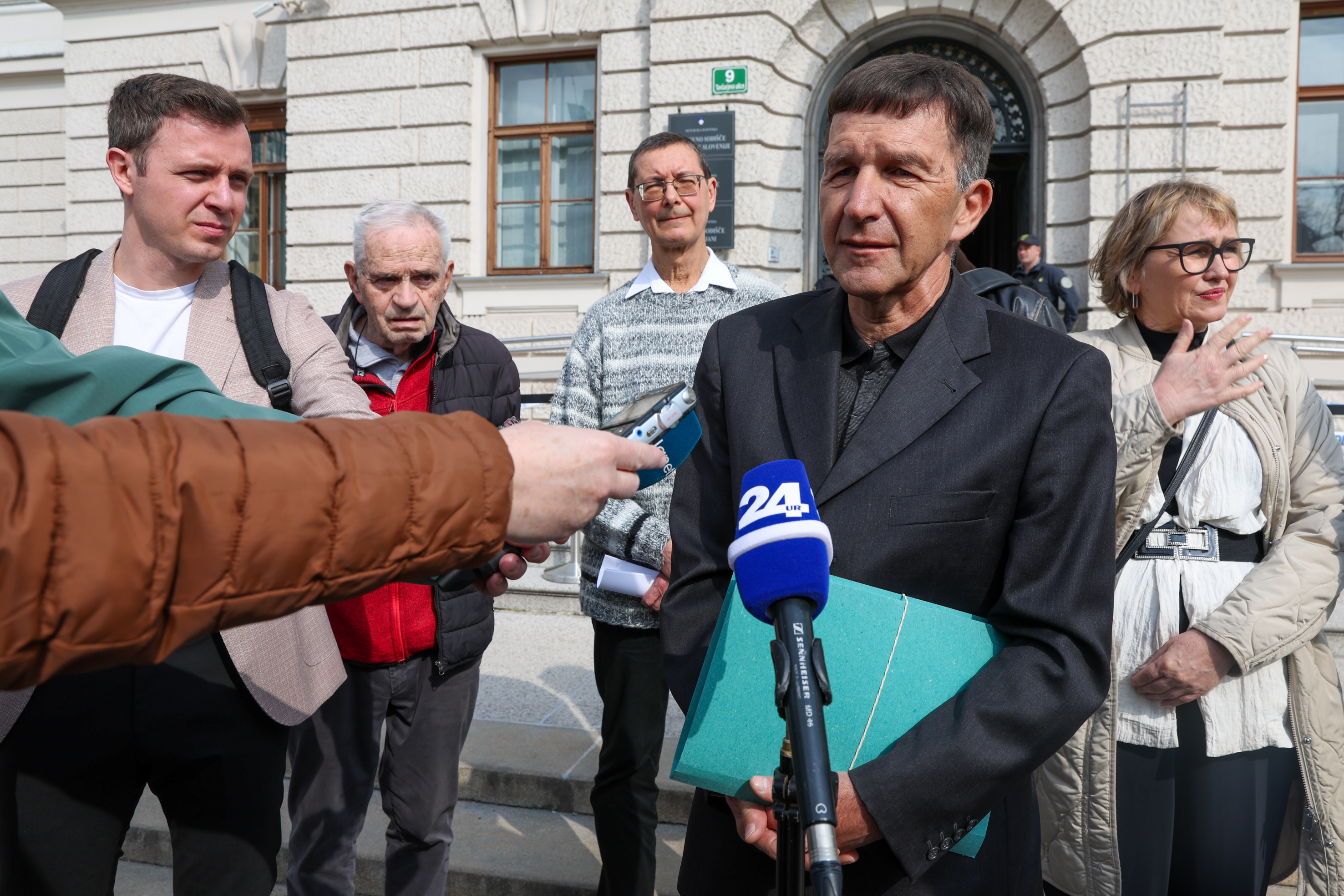 Pobudniki izpodbijajo veljavnost referenduma o pravici do pomoči pri prostovoljnem končanju življenja