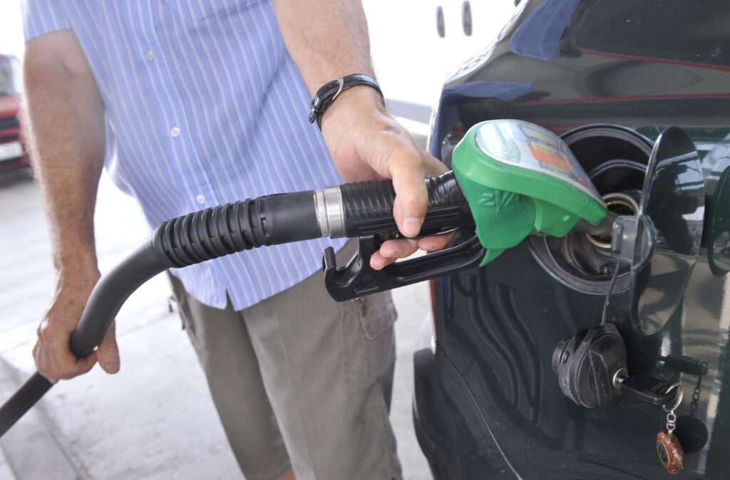 Točenje goriva na bencinski črpalki