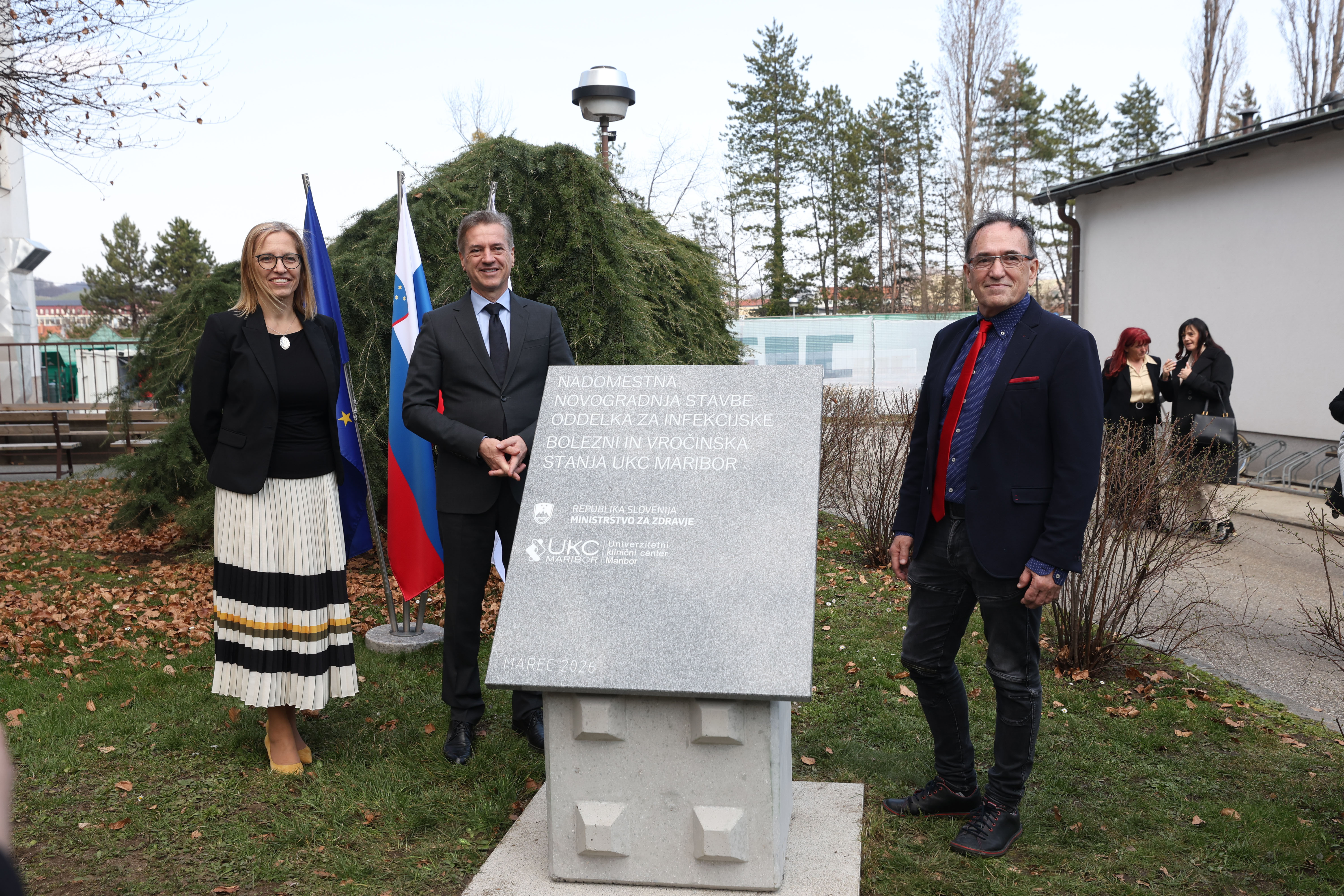Robert Golob ter Valentina Prevolnik Rupel sta si ogledala prenovljene prostore oddelka negovalne bolnišnice UKC Maribor na Slivniškem Pohorju in se udeležila odkritja temeljnega kamna za gradnjo nove stavbe infekcijske klinike