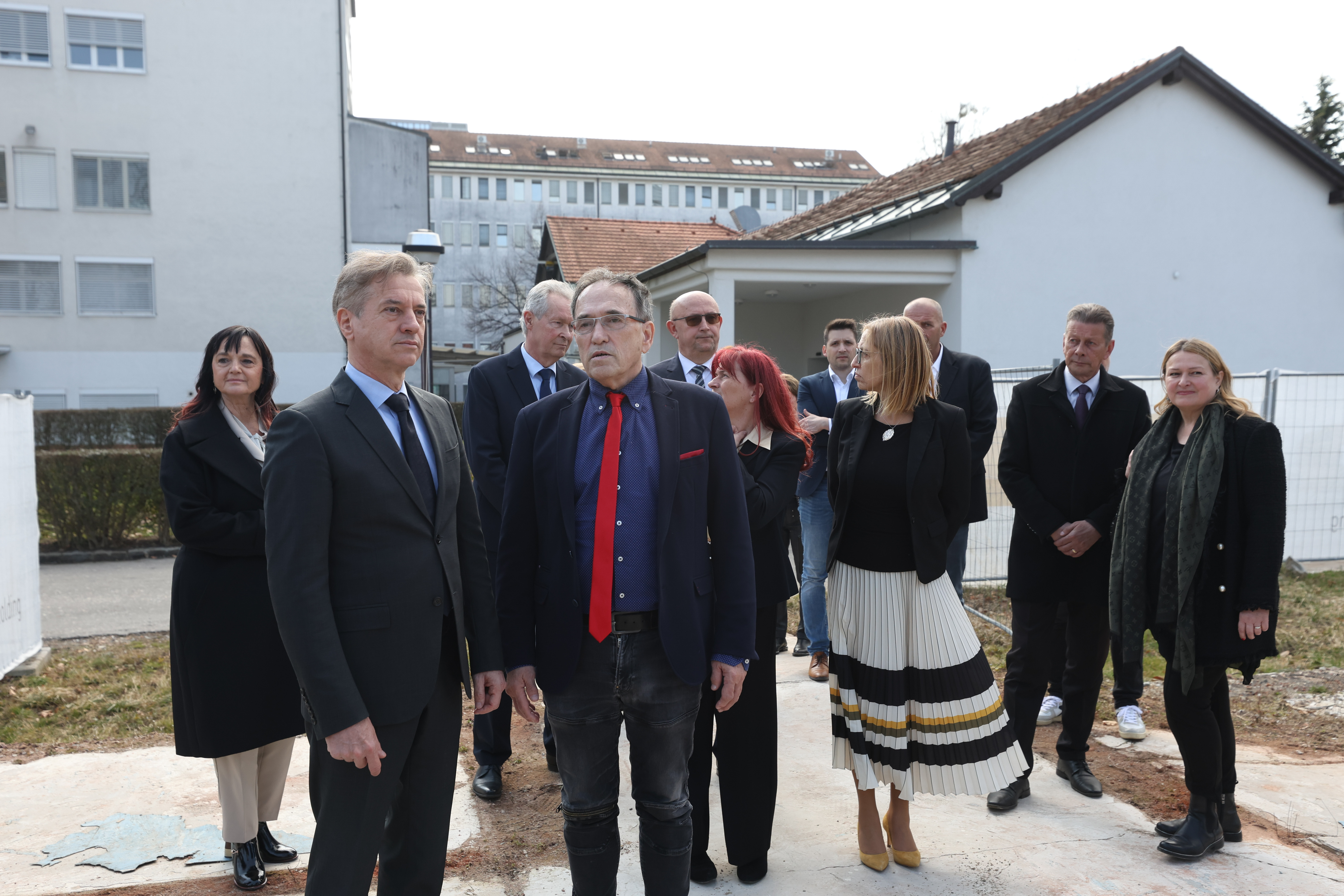 Robert Golob ter Valentina Prevolnik Rupel sta si ogledala prenovljene prostore oddelka negovalne bolnišnice UKC Maribor na Slivniškem Pohorju in se udeležila odkritja temeljnega kamna za gradnjo nove stavbe infekcijske klinike