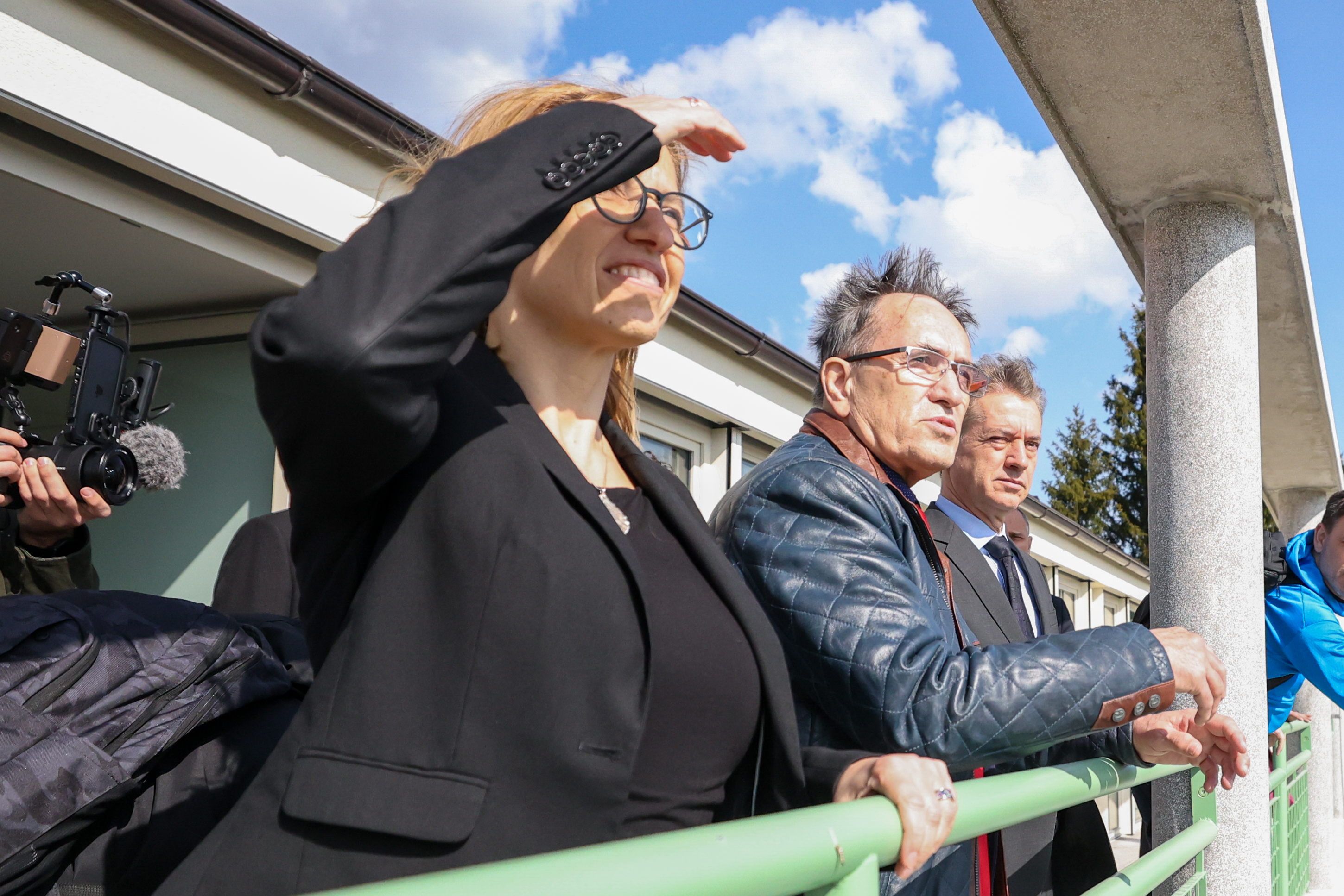 Robert Golob ter Valentina Prevolnik Rupel sta si ogledala prenovljene prostore oddelka negovalne bolnišnice UKC Maribor na Slivniškem Pohorju in se udeležila odkritja temeljnega kamna za gradnjo nove stavbe infekcijske klinike