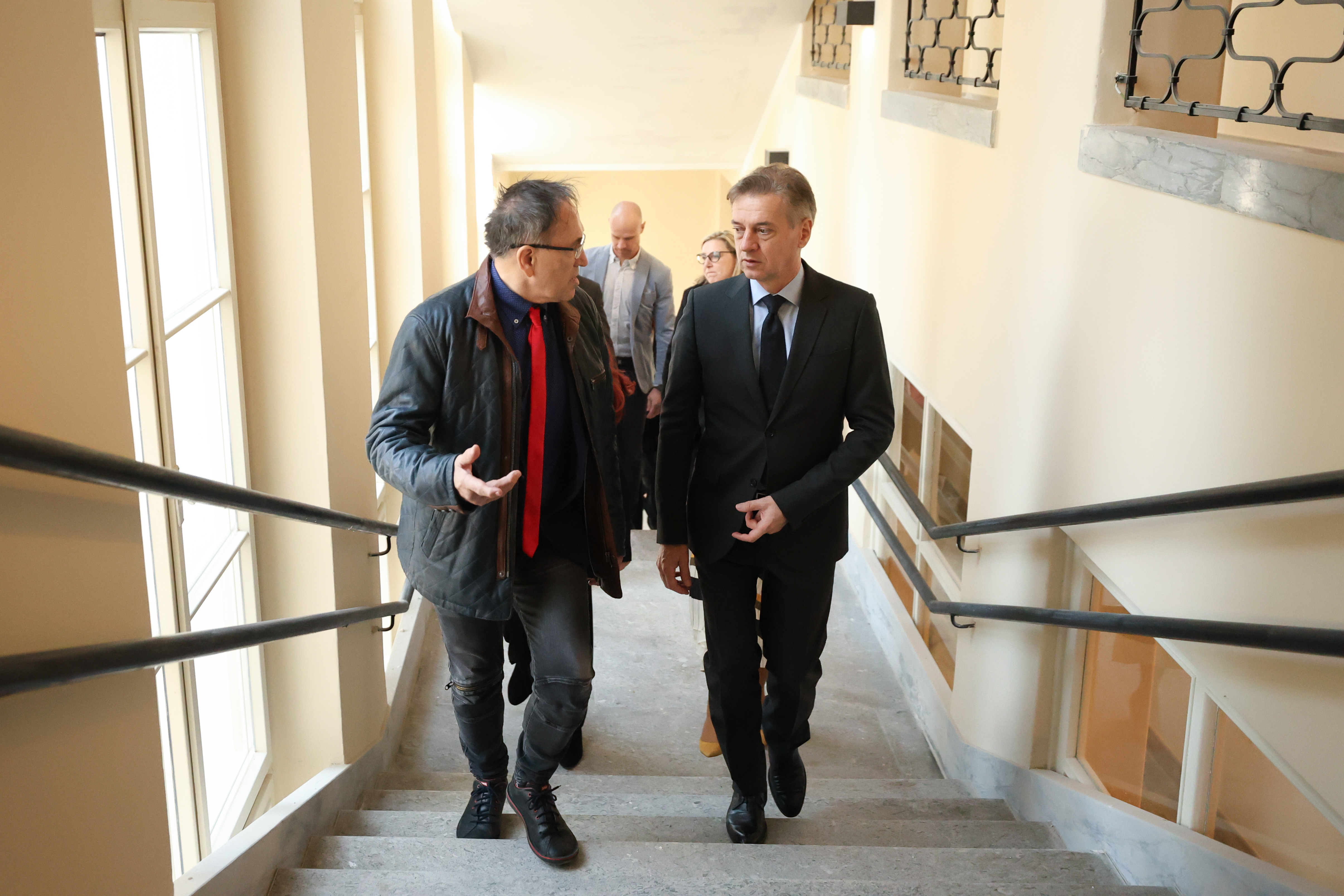 Robert Golob ter Valentina Prevolnik Rupel sta si ogledala prenovljene prostore oddelka negovalne bolnišnice UKC Maribor na Slivniškem Pohorju in se udeležila odkritja temeljnega kamna za gradnjo nove stavbe infekcijske klinike