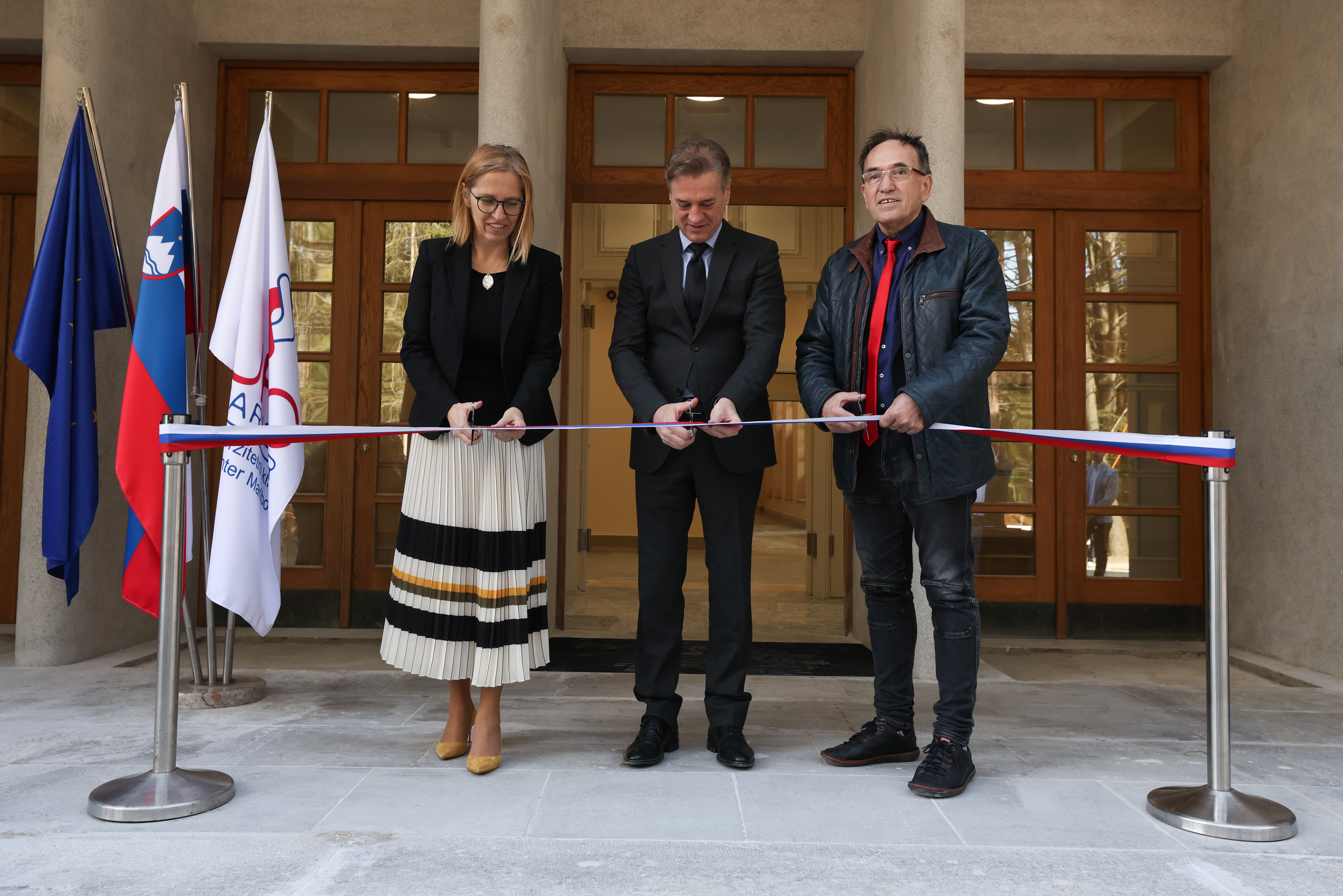 Robert Golob ter Valentina Prevolnik Rupel sta si ogledala prenovljene prostore oddelka negovalne bolnišnice UKC Maribor na Slivniškem Pohorju in se udeležila odkritja temeljnega kamna za gradnjo nove stavbe infekcijske klinike