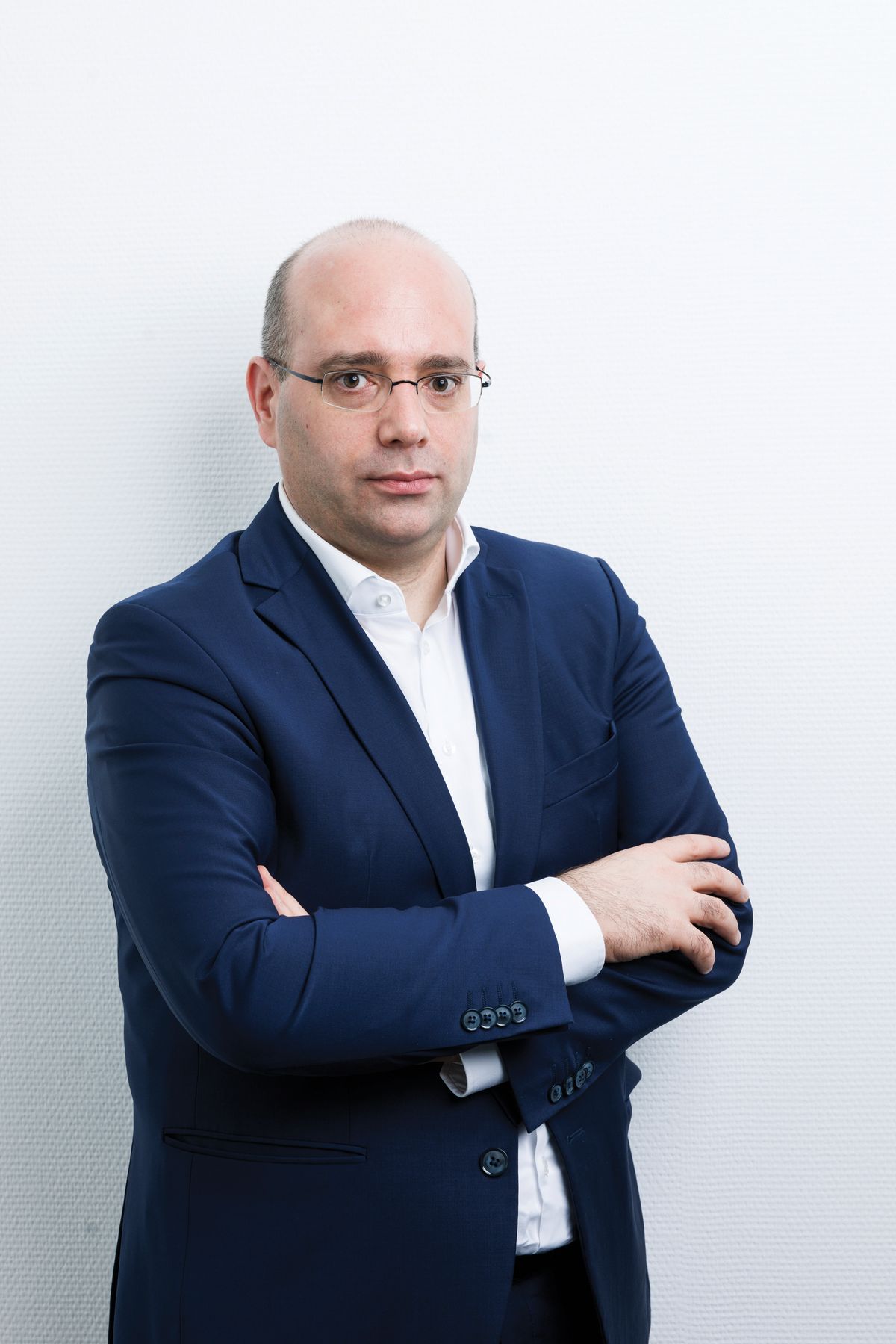 Agoston Mraz, Nezopont, Madžarska, politični analitik