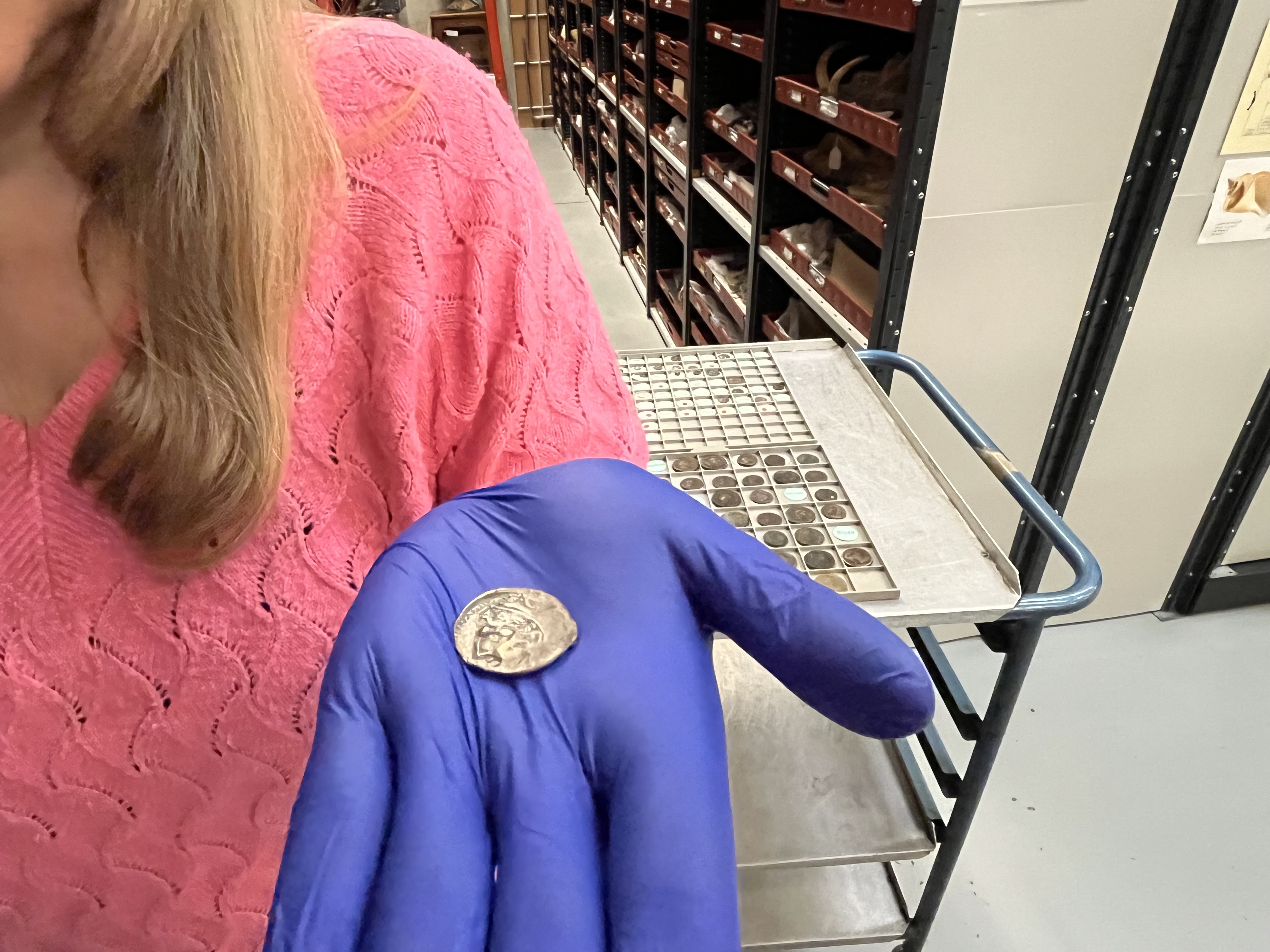 Kartažanski kovanec, podarjen muzeju v Leedsu