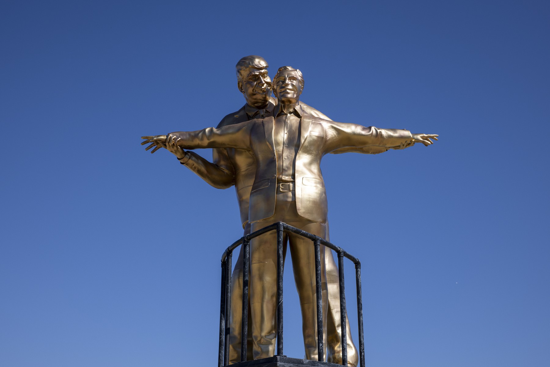 Donald Trump in Jeffrey Epstein v objemu