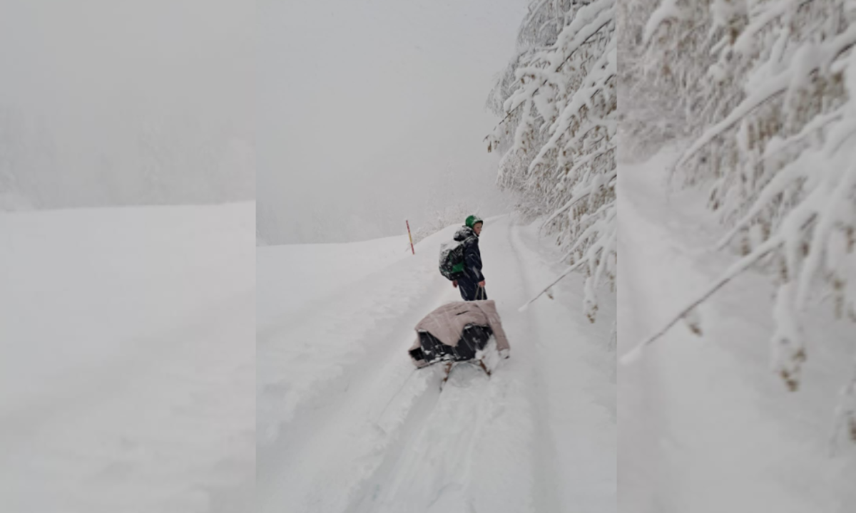 Mladi nogometaš s sankami v dolino