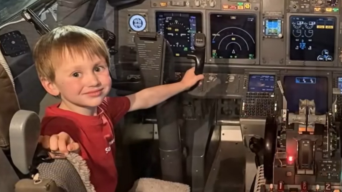 William Hines v simulatorju letenja. Jolba