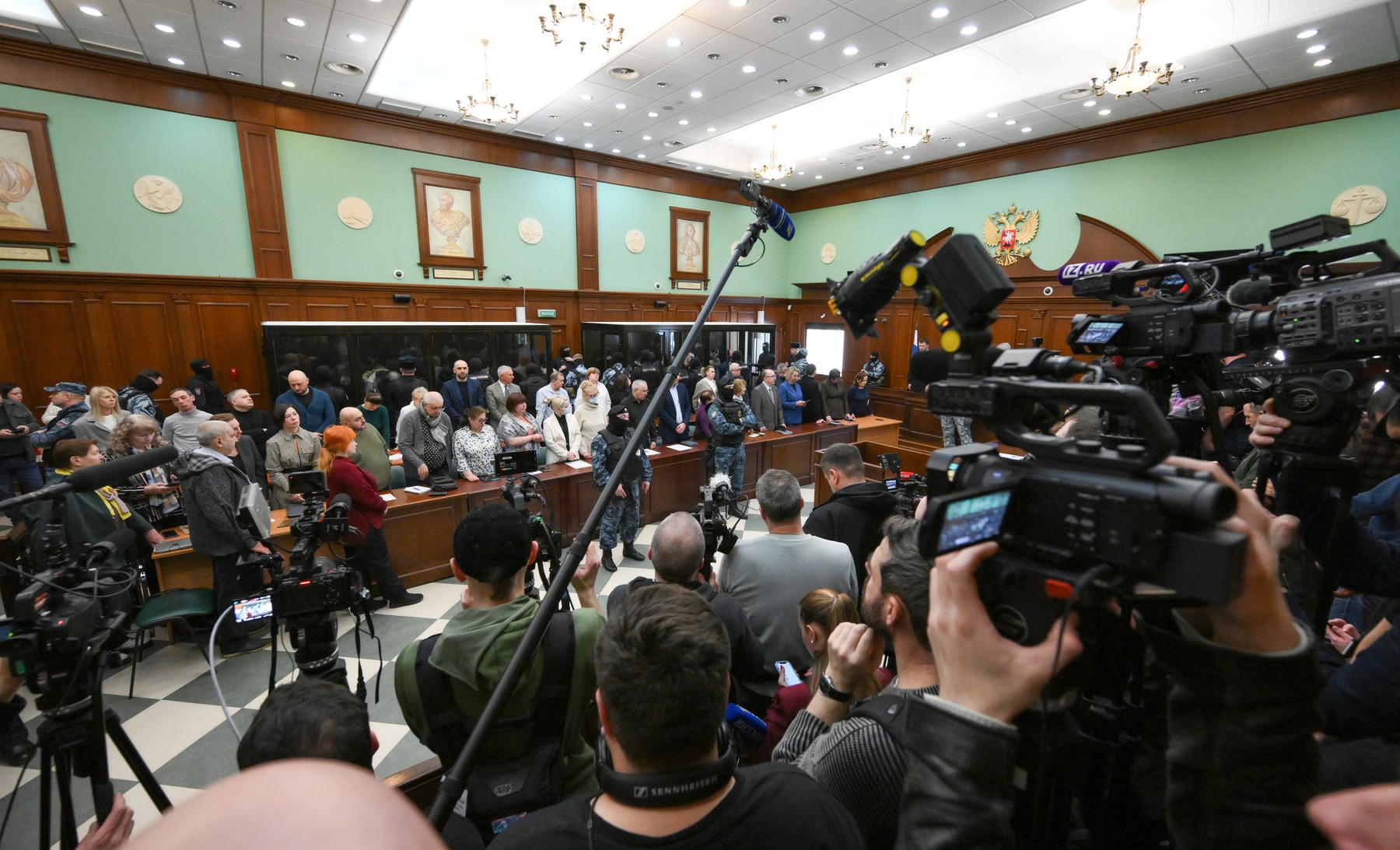 Za napad na koncertno dvorano pri Moskvi 15 obsojenih na dosmrtni zapor