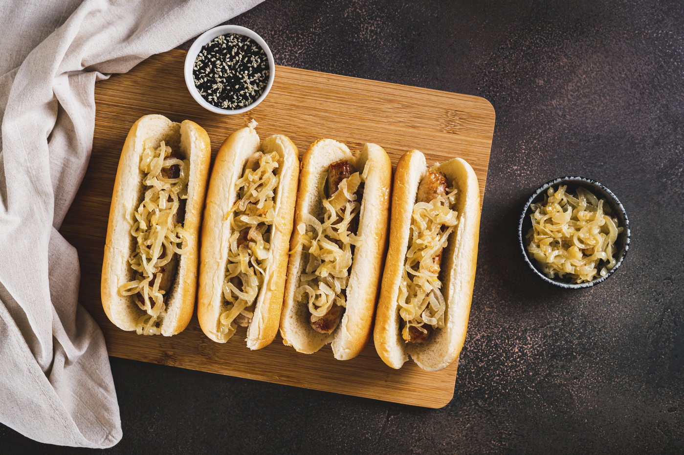 hot dog s karamelizirano čebulo