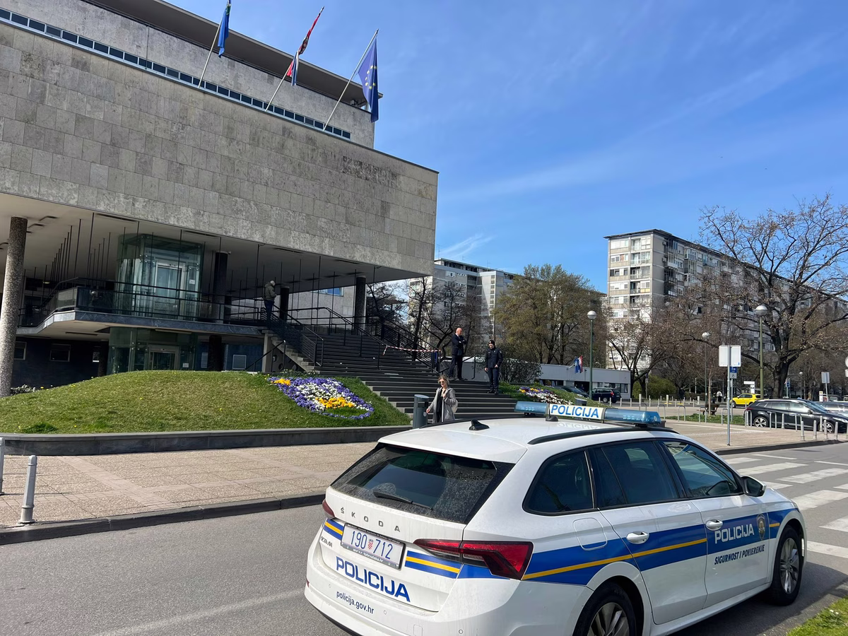 V Zagrebu zaradi grožnje z bombo evakuirali zgradbo mestne uprave in šolo