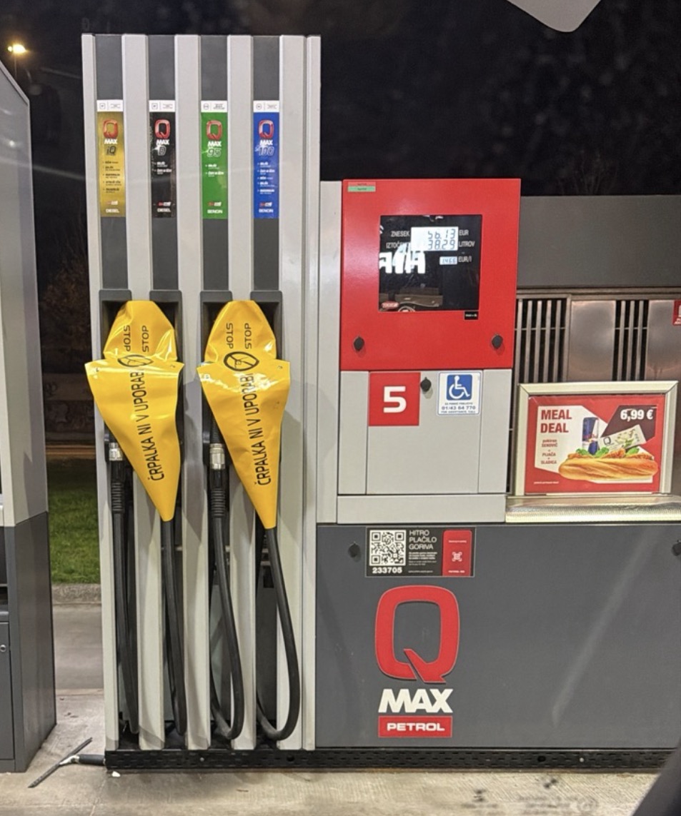 Pomanjkanje goriva na Petrolu na Kajuhovi ulici v Ljubljani