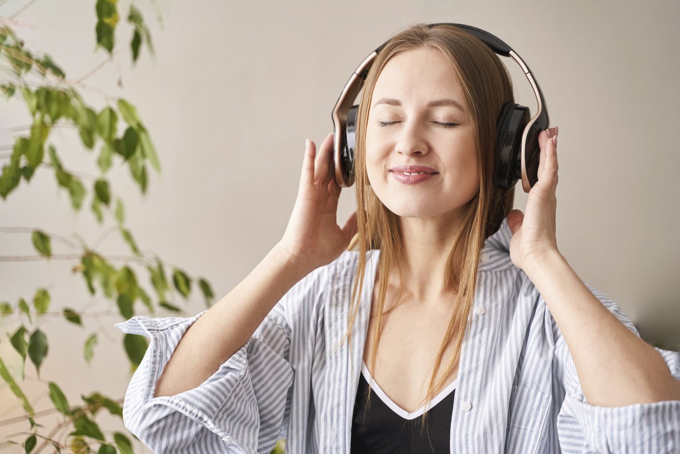 mlada ženska s slušalkami posluša glasbo
