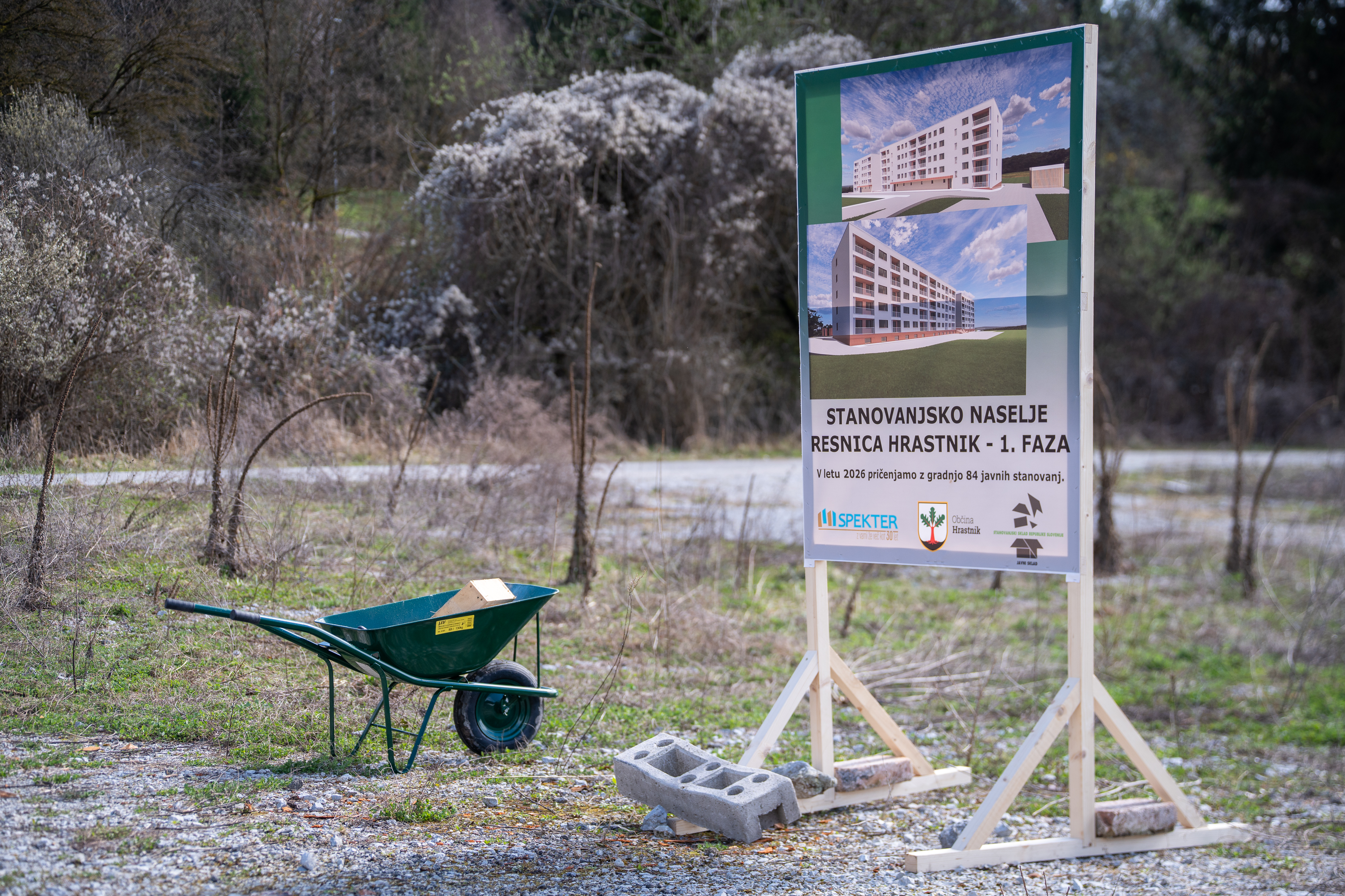 Hrastnik, Ulica prvoborcev. Polaganje temeljnega kamna za projekt Resnice