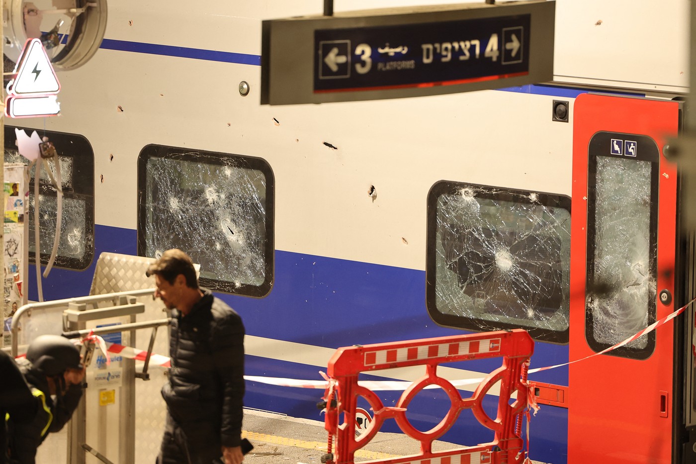 Šrapneli poškodovali perone na železniški postaji v Tel Avivu