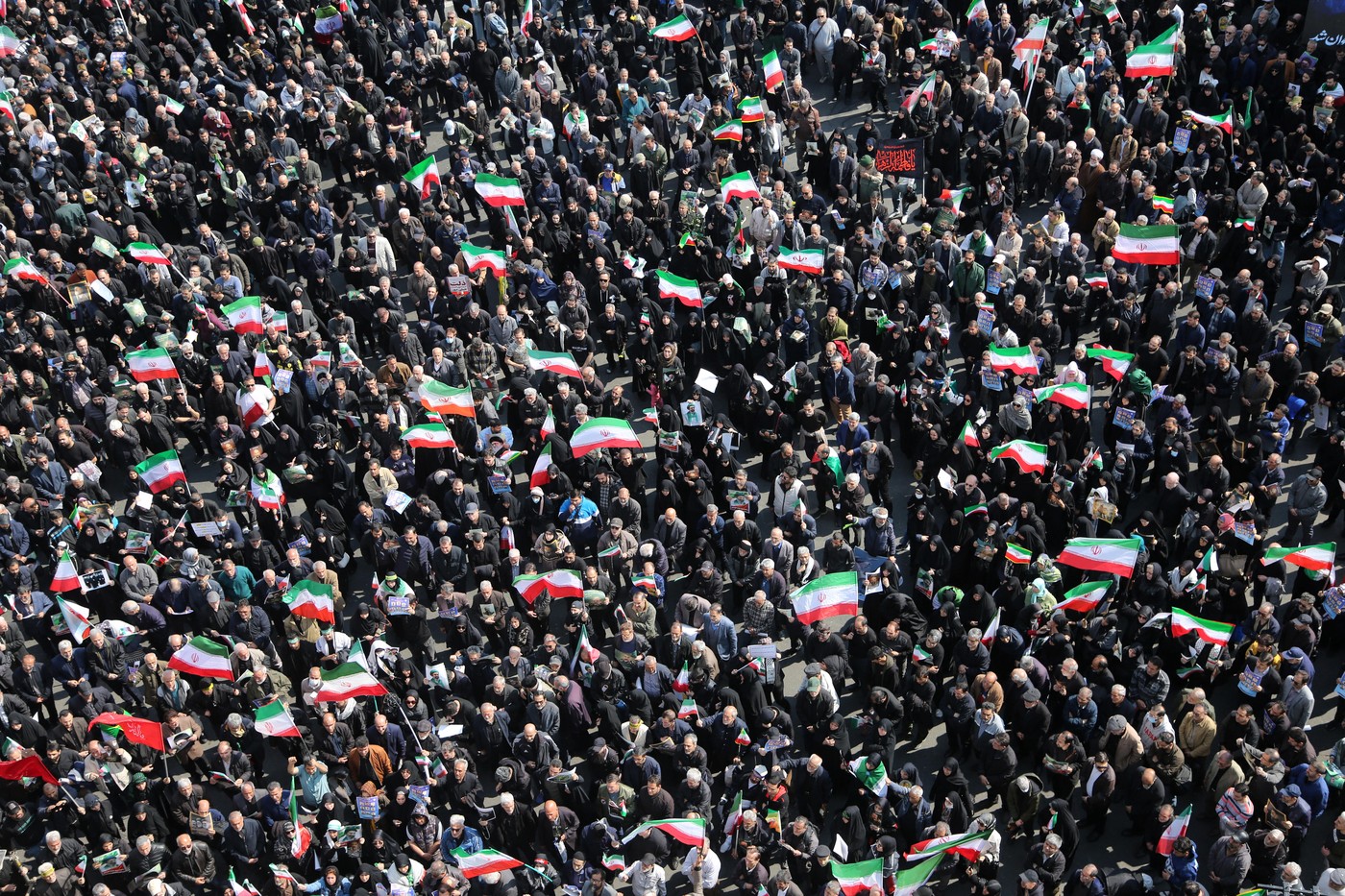 Množice na pogrebu Laridžanija in Solejmanija v Teheranu