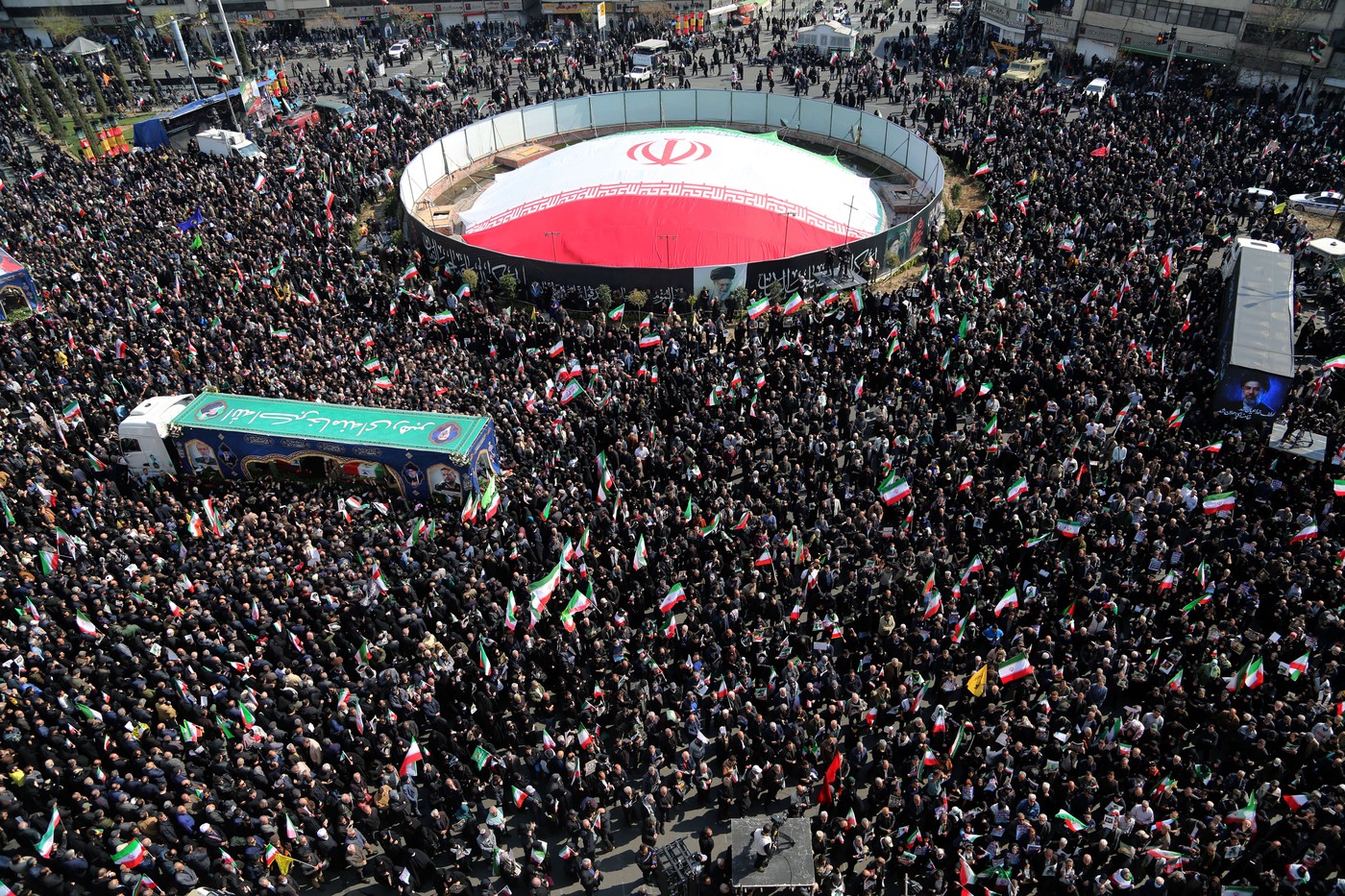 Množice na pogrebu Laridžanija in Solejmanija v Teheranu