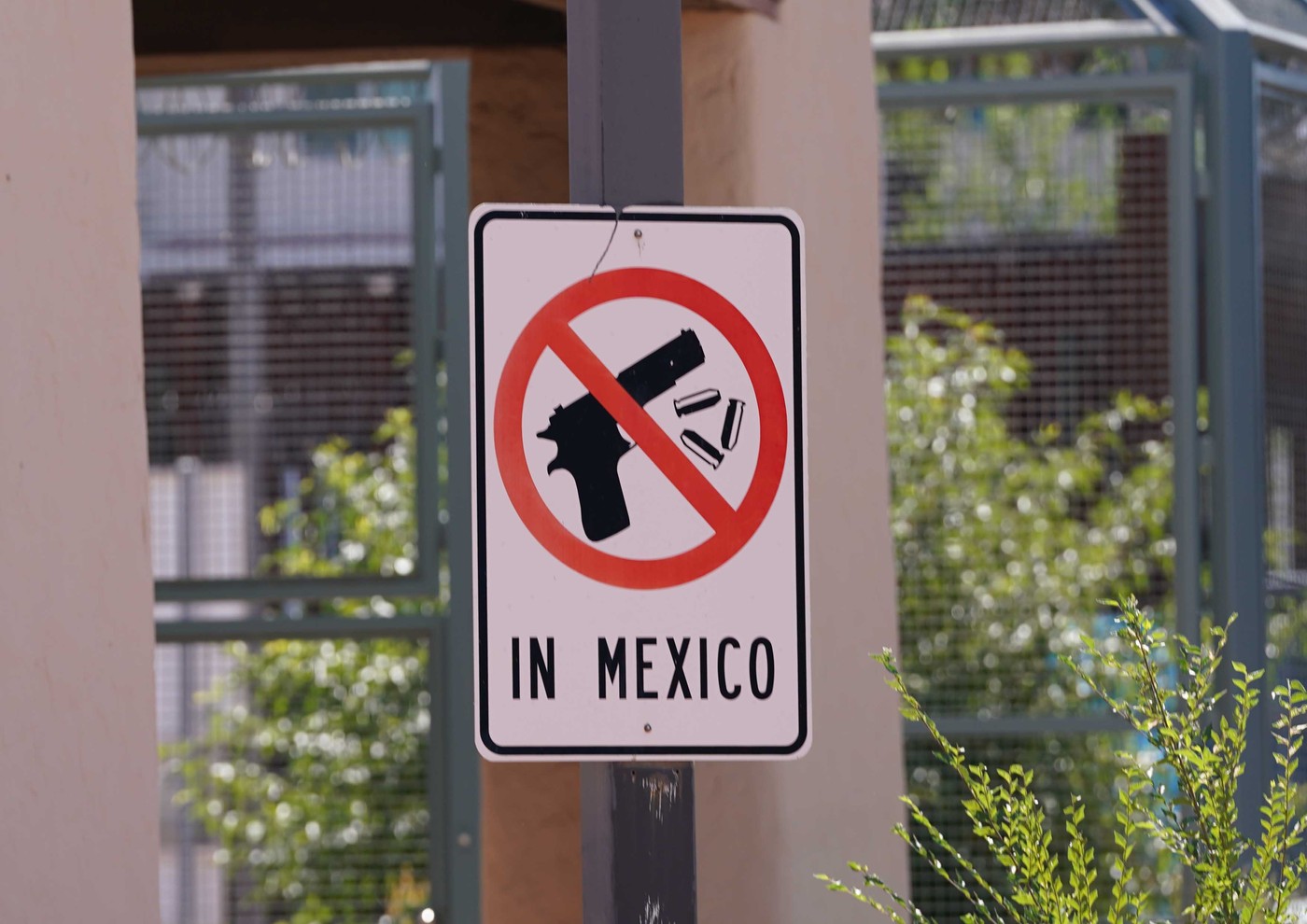 Znak "No guns in Mexico"