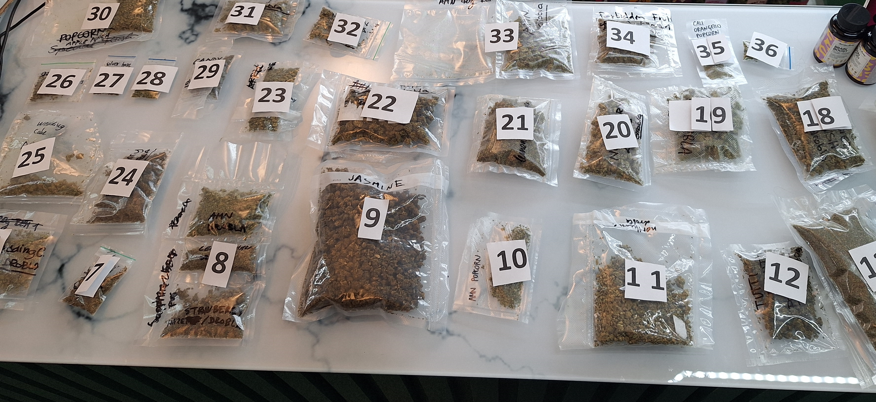 Policisti zasegli predmete, ki vsebujejo prepovedano drogo