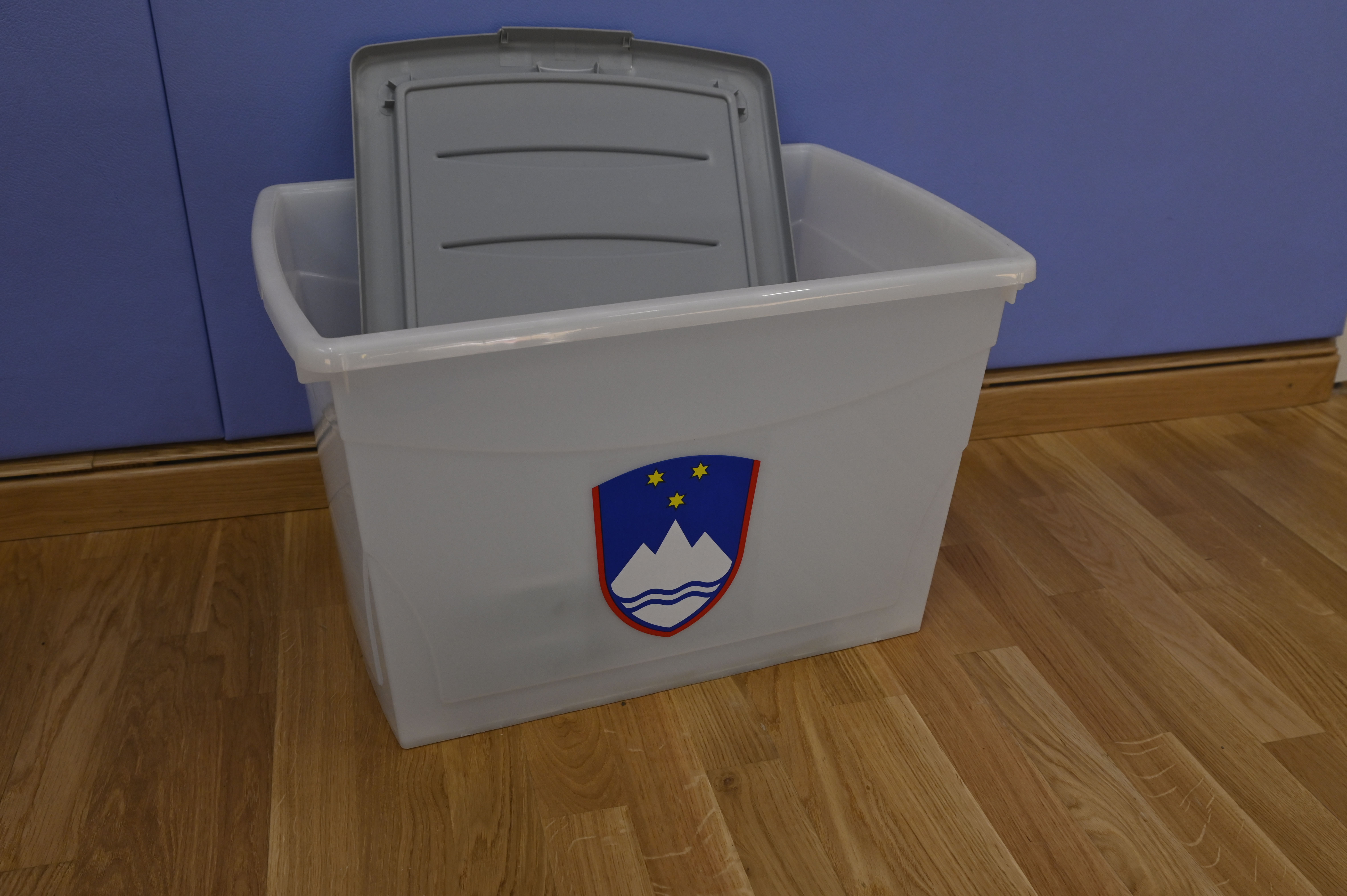 Prazna volilna skrinjica