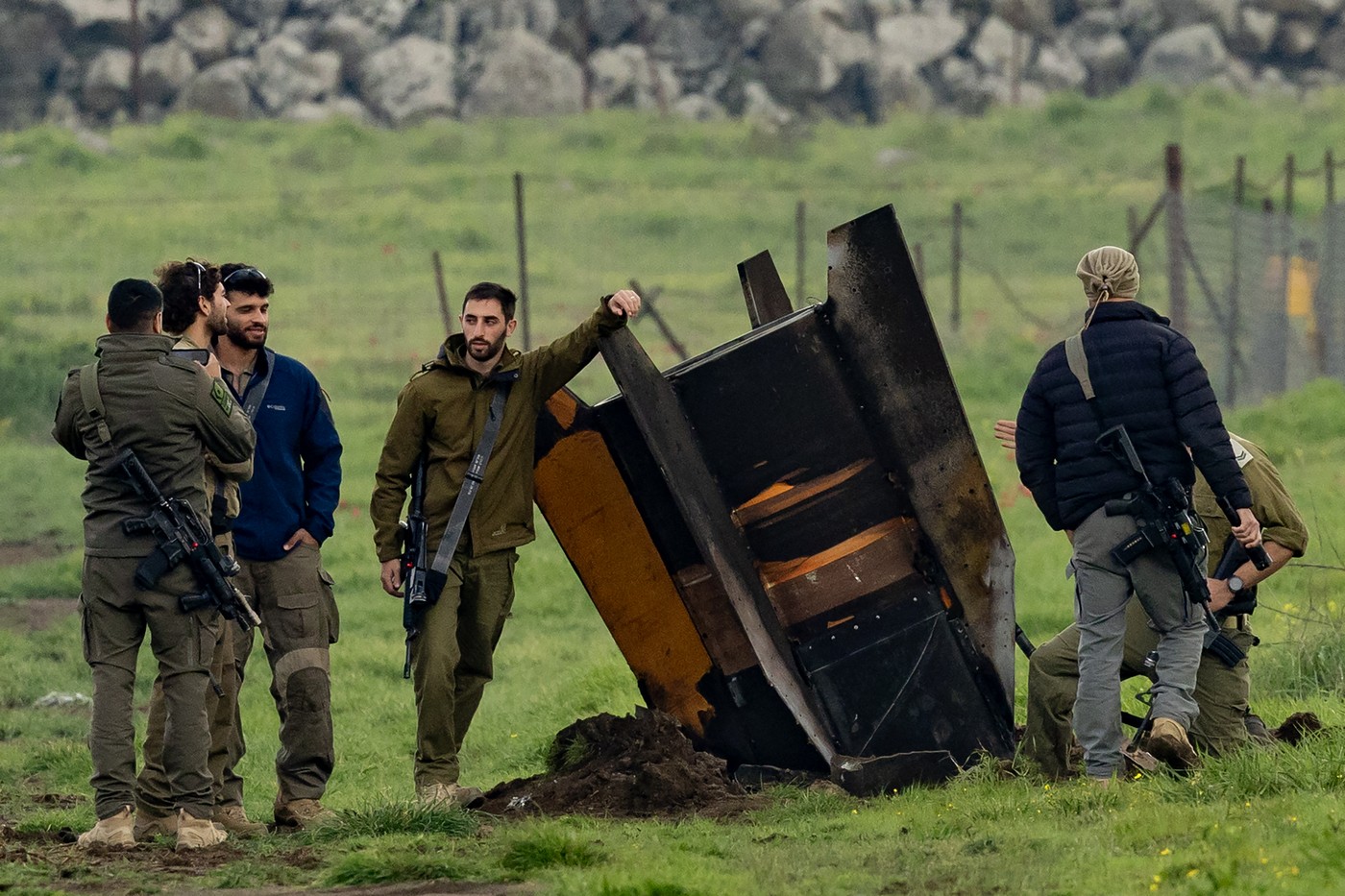 Izraelski vojaki ob raketi na izraelsko-libanonski meji