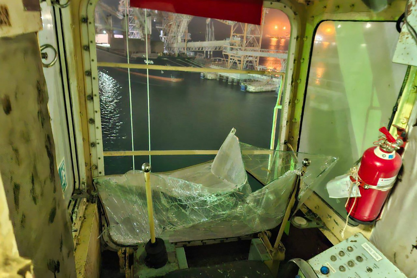 V Odesi v ruskih napadih poškodovana tovorna ladja