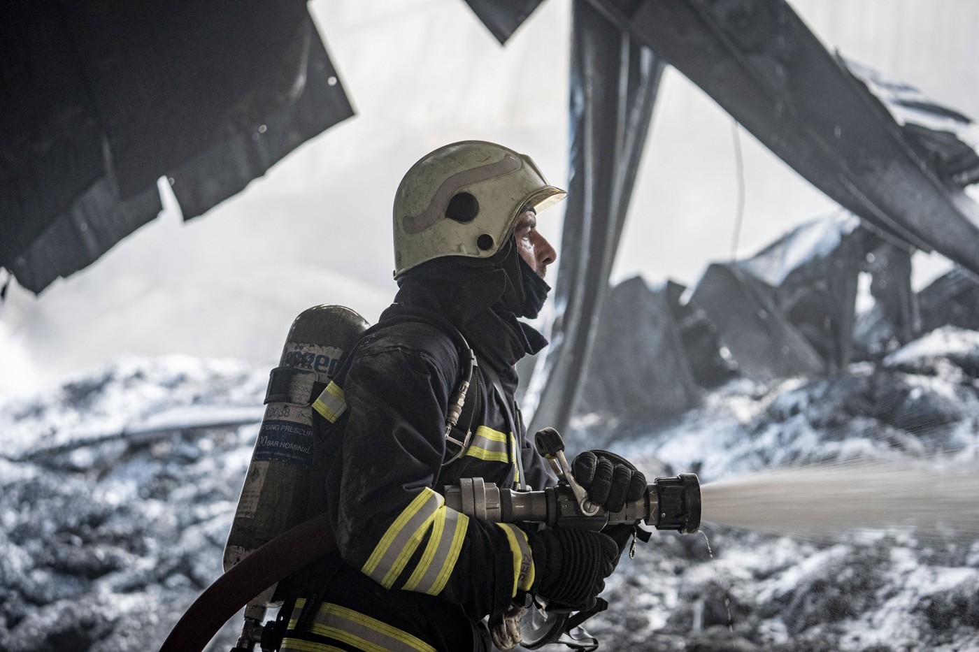 Gasilec gasi požar v Turčiji